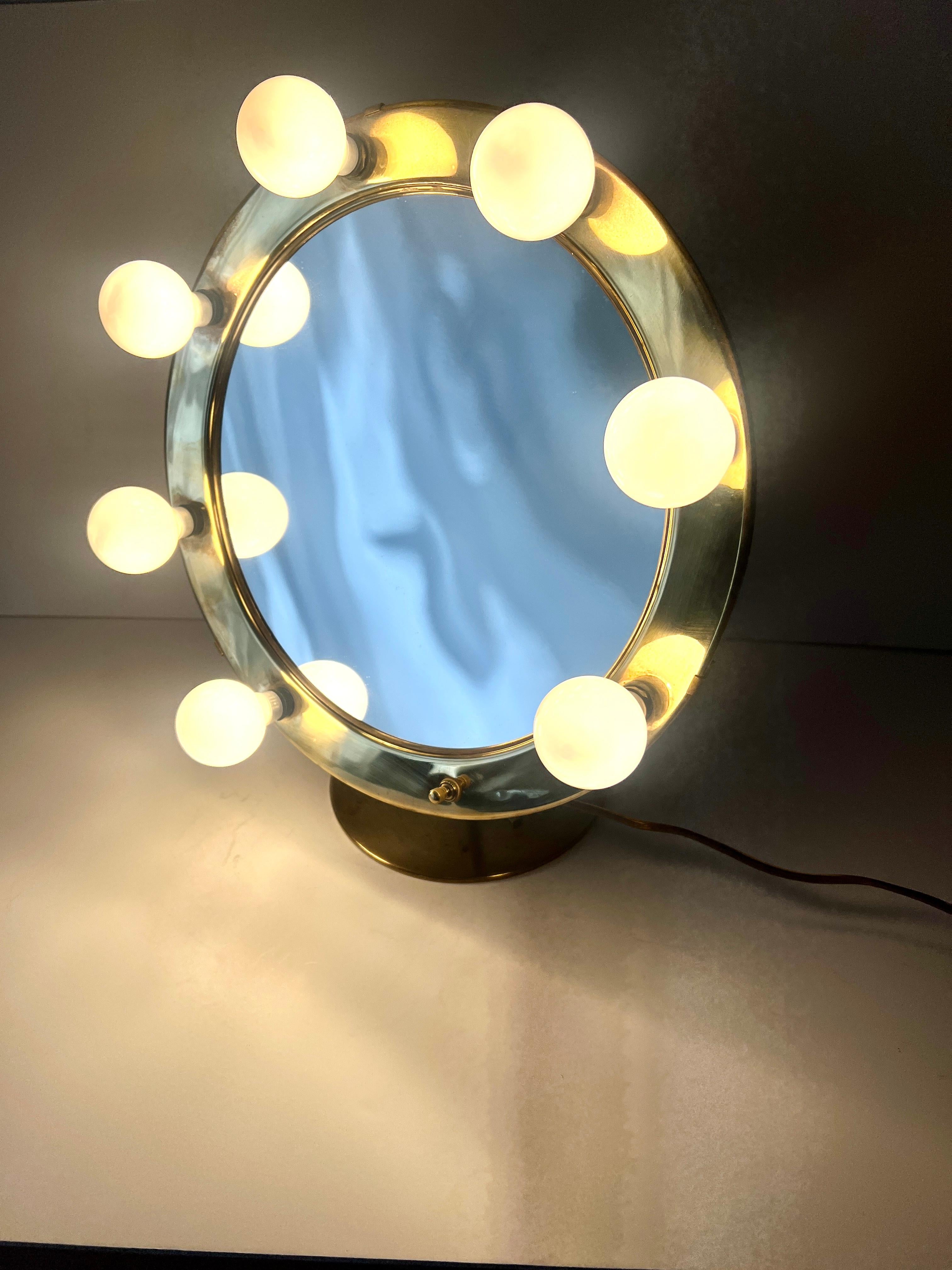 Miroir de maquillage grossissant en laiton de style hollywoodien en vente 4