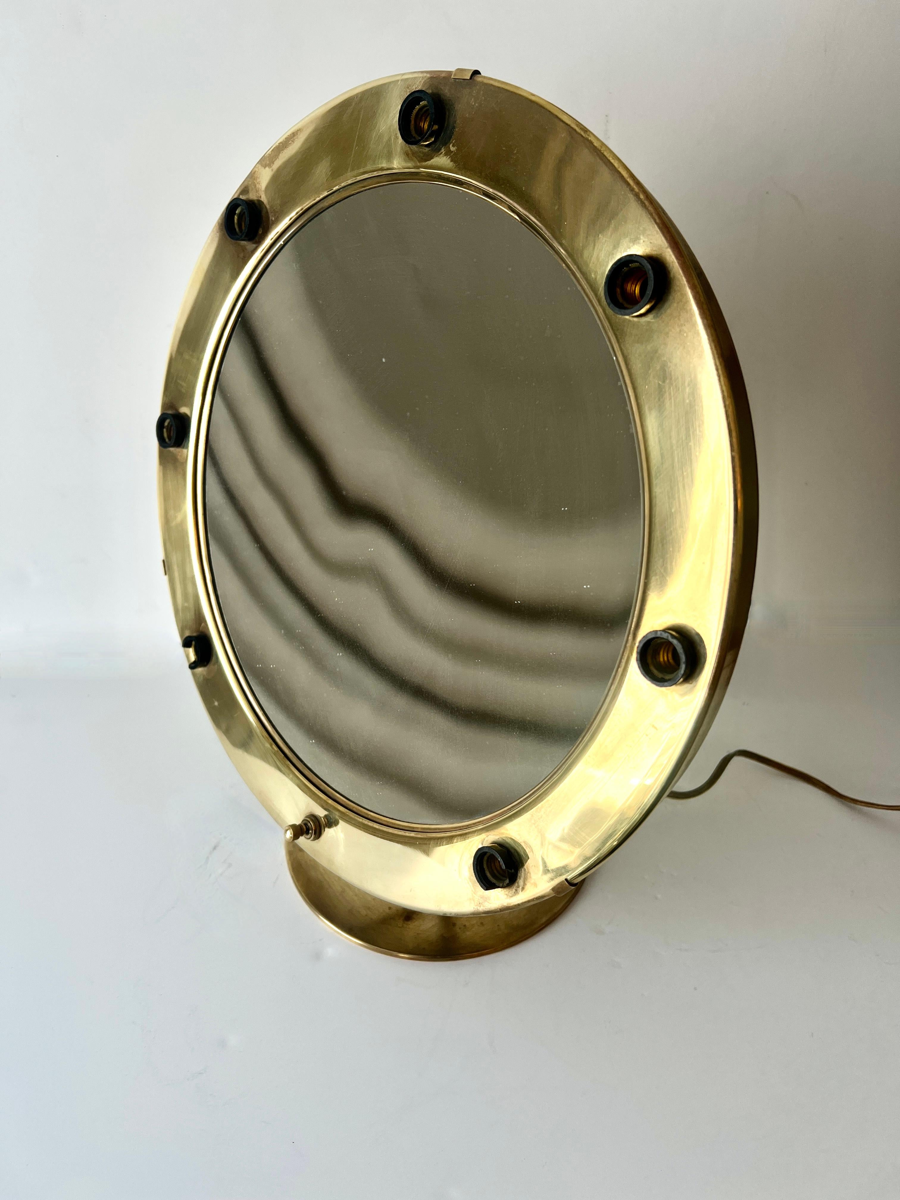 Style Adam Miroir de maquillage grossissant en laiton de style hollywoodien en vente