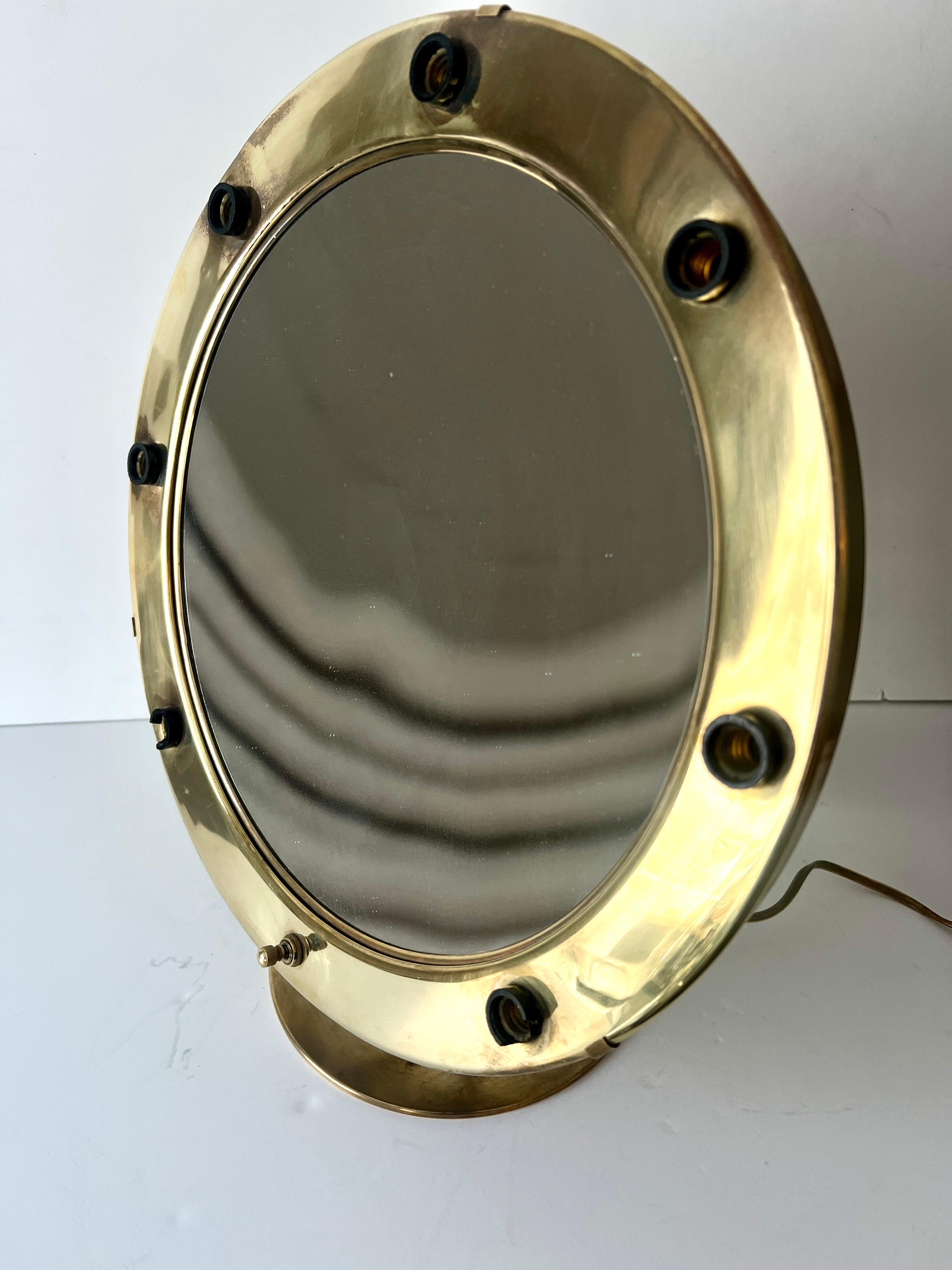 Allemand Miroir de maquillage grossissant en laiton de style hollywoodien en vente