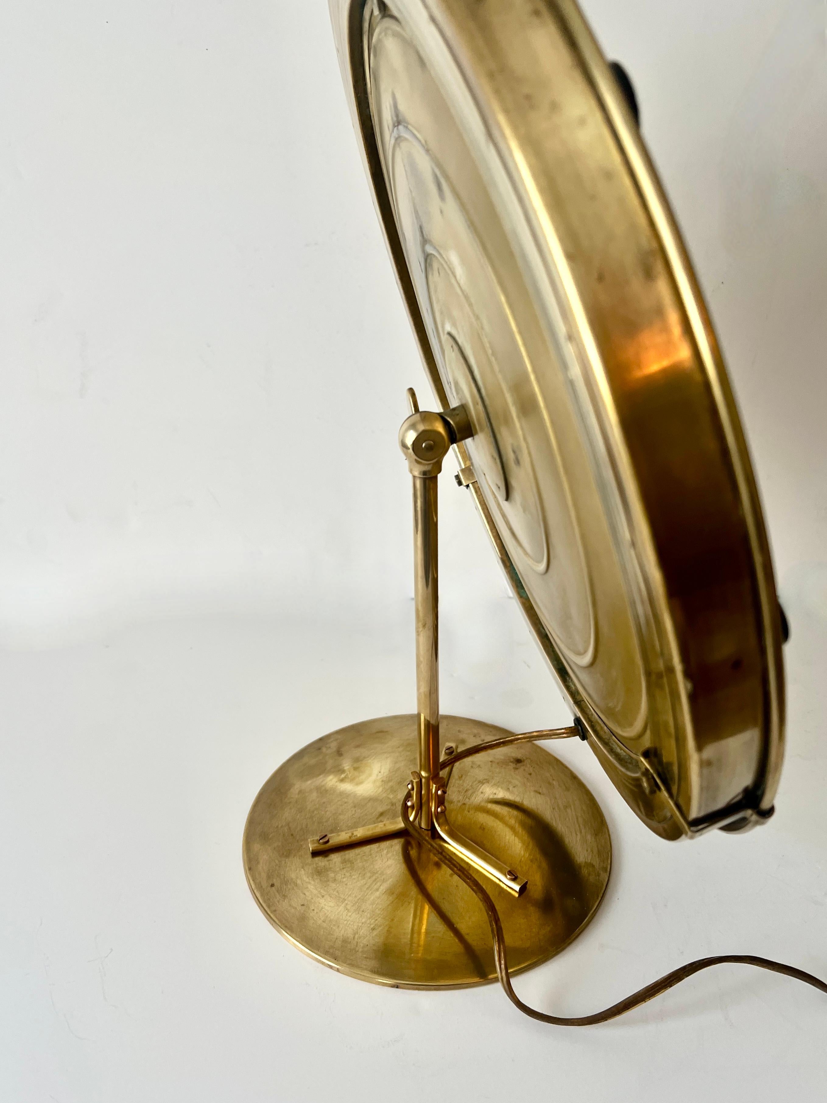 20ième siècle Miroir de maquillage grossissant en laiton de style hollywoodien en vente