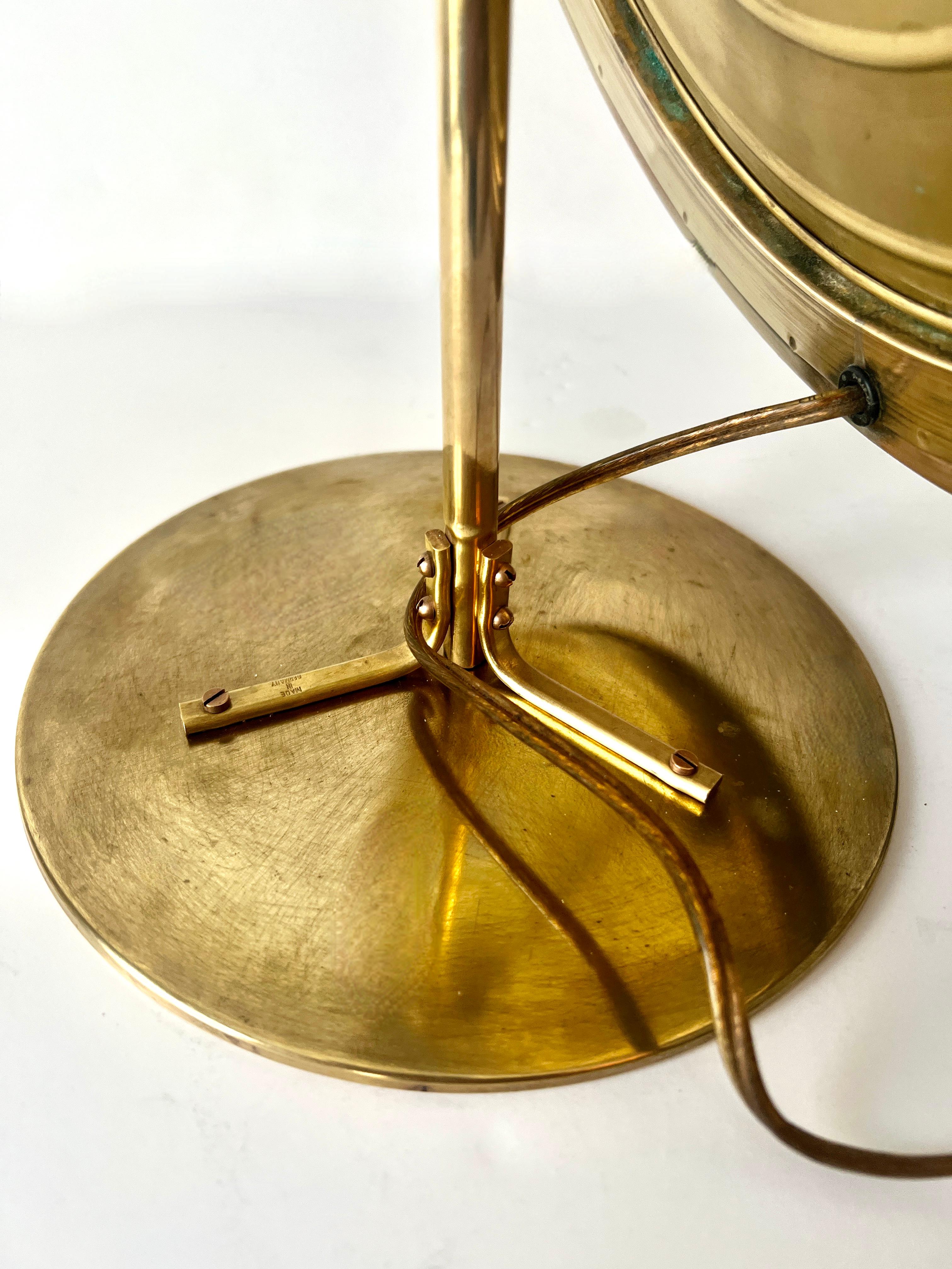 Laiton Miroir de maquillage grossissant en laiton de style hollywoodien en vente