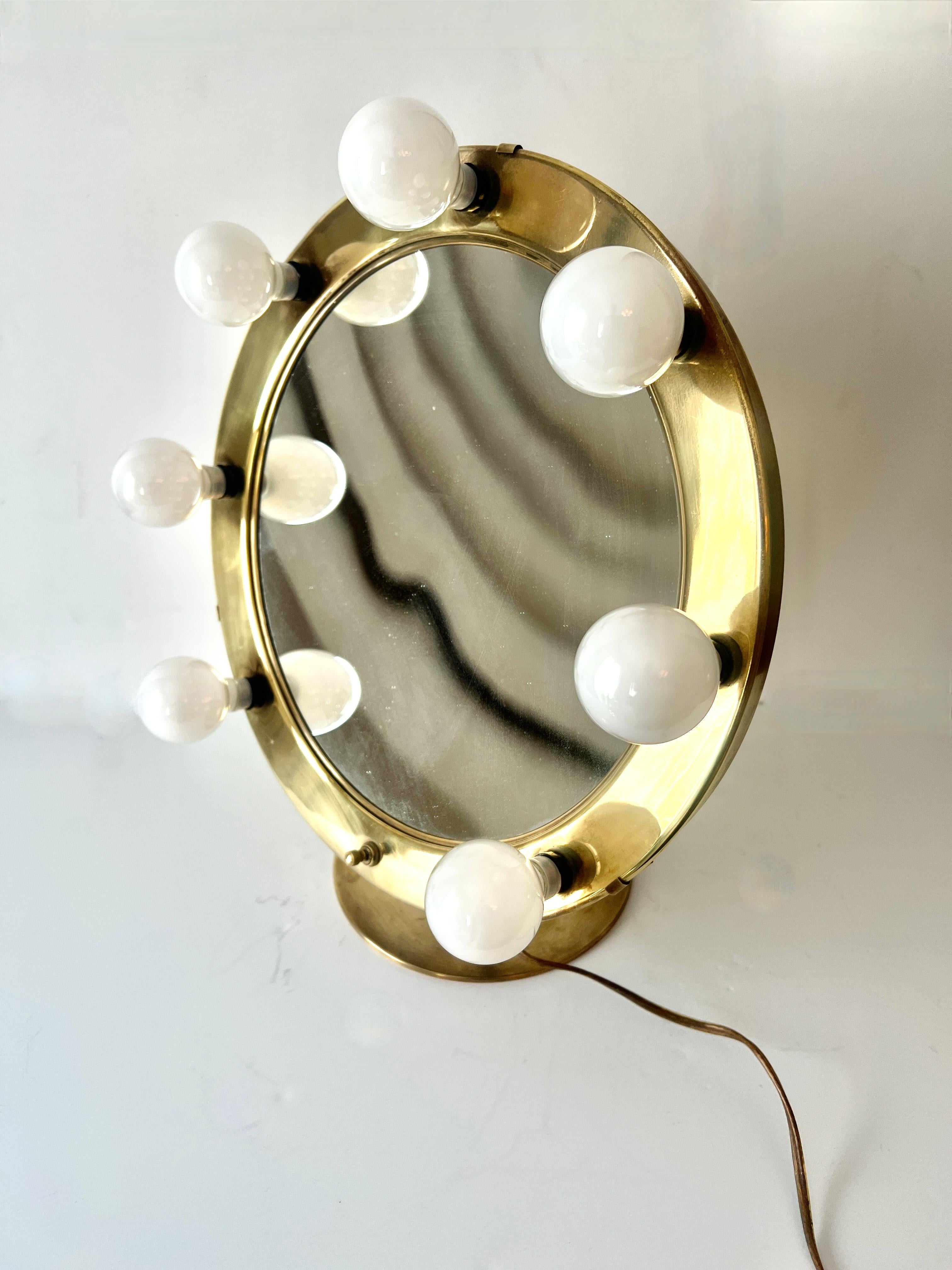 Miroir de maquillage grossissant en laiton de style hollywoodien en vente 1