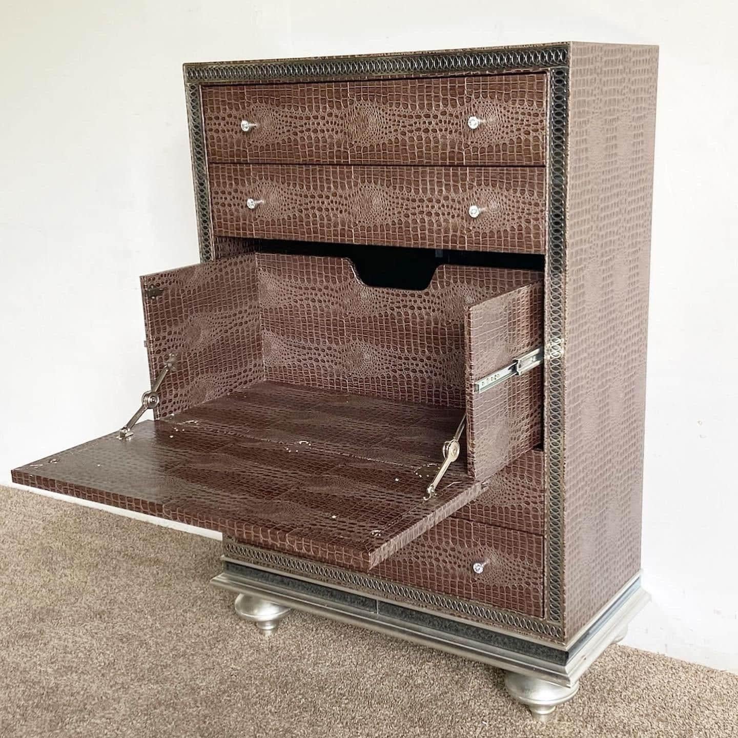 Hollywood Swank Faux Gator Highboy - Scrivania combinata di Michael Amini in vendita 4