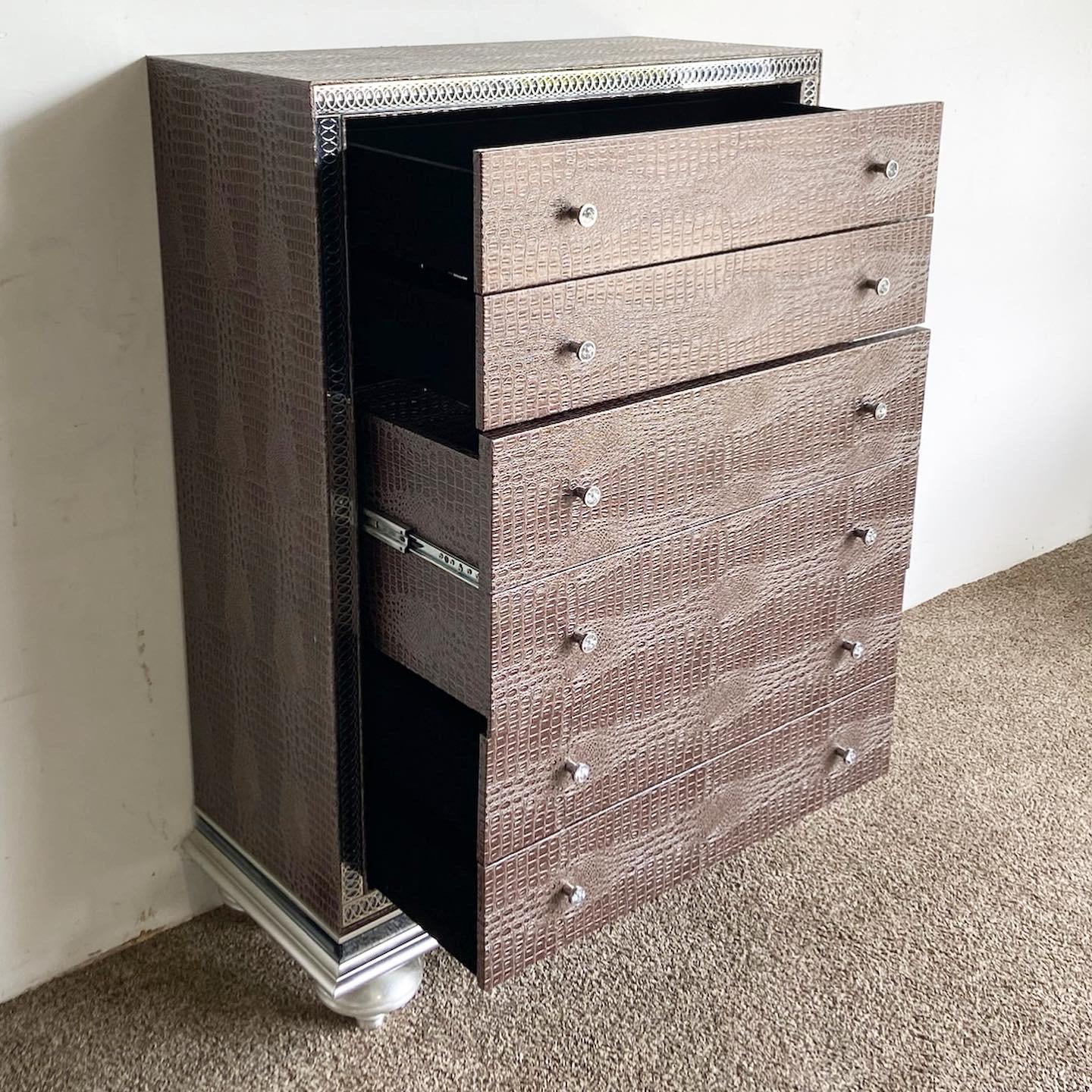 Eleva il tuo spazio di lavoro con la scrivania Hollywood Swank Faux Gator Highboy di Michael Amini. Questo lussuoso pezzo combina la texture della finta pelle di alligatore con accenti cromati lucidi, incarnando l'autentico stile hollywoodiano. Il