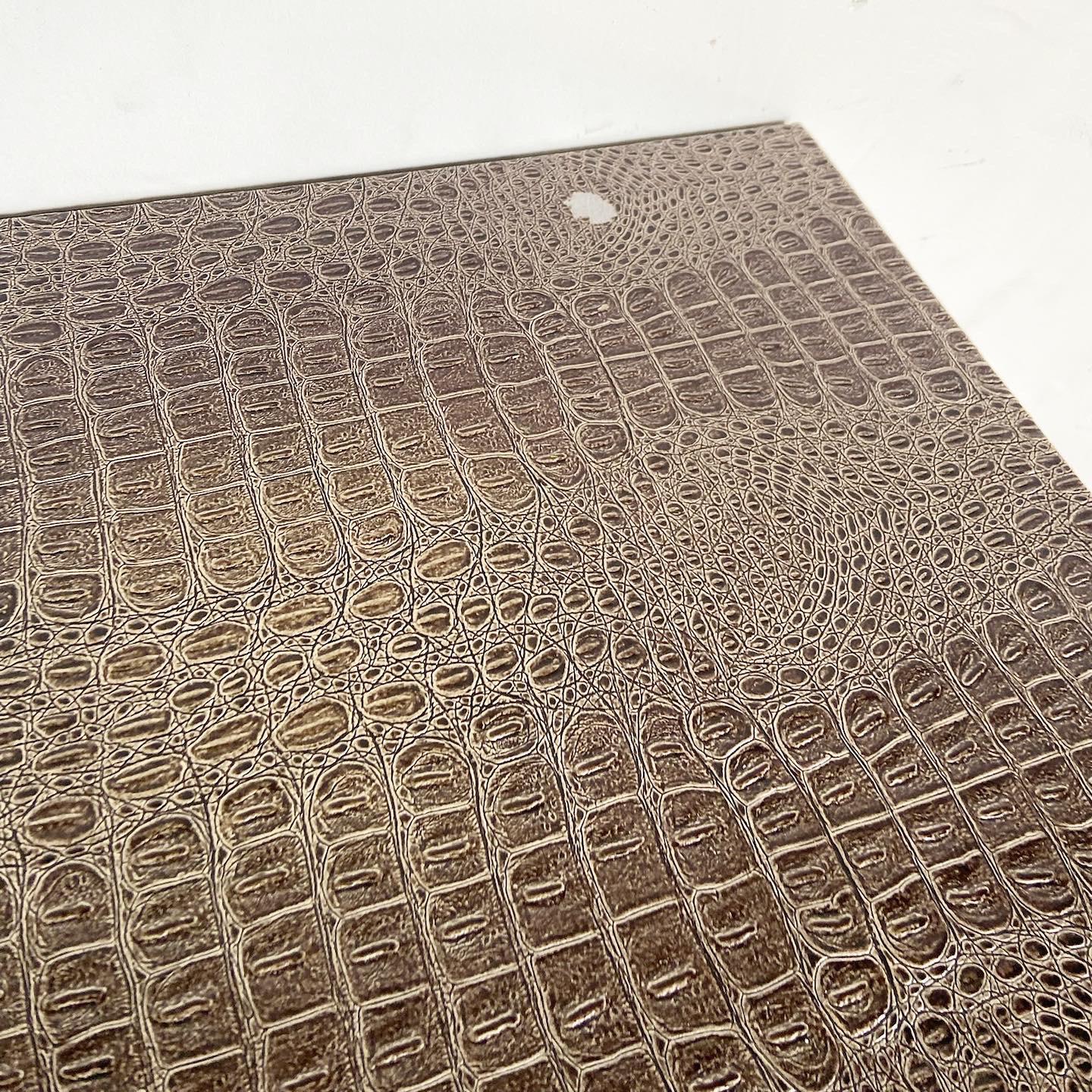 Hollywood Swank Faux Gator Highboy - Scrivania combinata di Michael Amini In condizioni buone in vendita a Delray Beach, FL