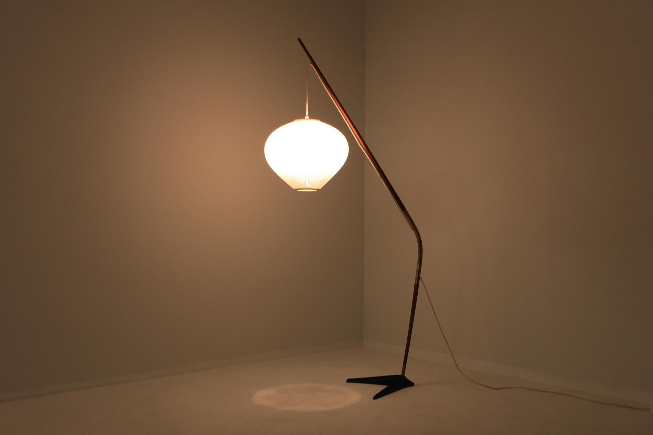 Holm Sørensen Teak and Brass Floor Lamp In Good Condition In Antwerp, BE