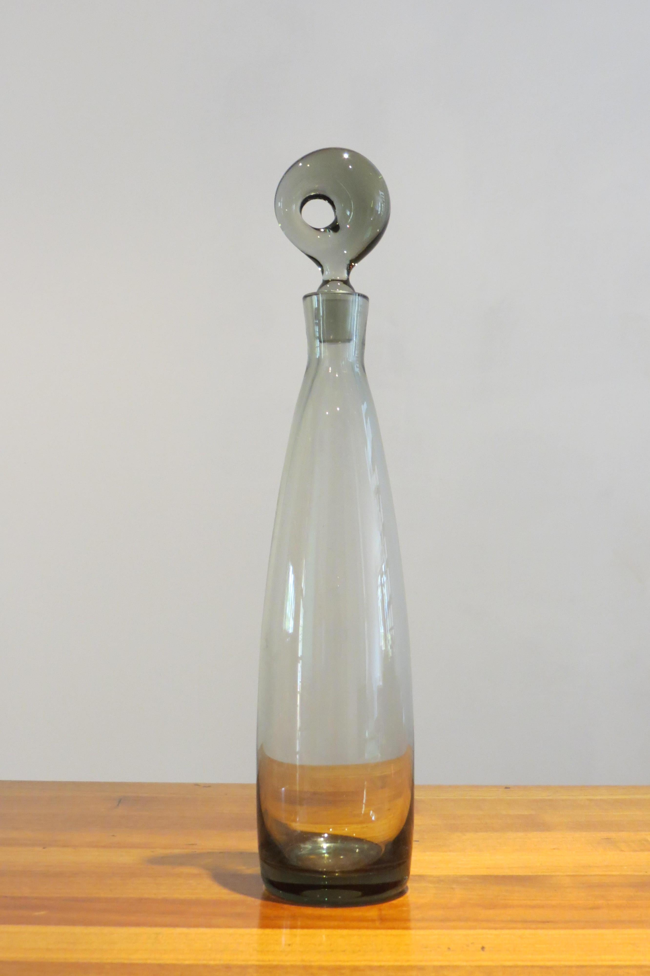Holmegaard Aristokrat decanter by Per Lutken, 1950s decanter designed by Per Lutken in the 1950s and manufactured by Holmegaard, Denmark.
In good condition.
Smoked glass
Measures: 38cm tall and 8cm diameter widest point.
ST932.



 