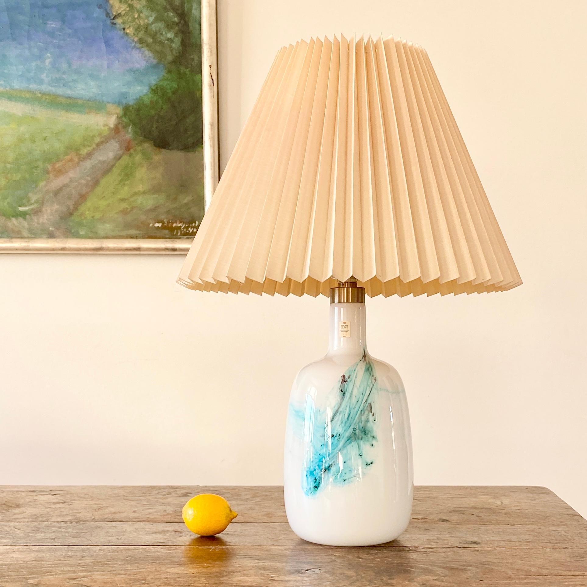 Scandinave moderne Lampe en verre d'art Holmegaard en blanc et opaline turquoise de Michael Bang en vente