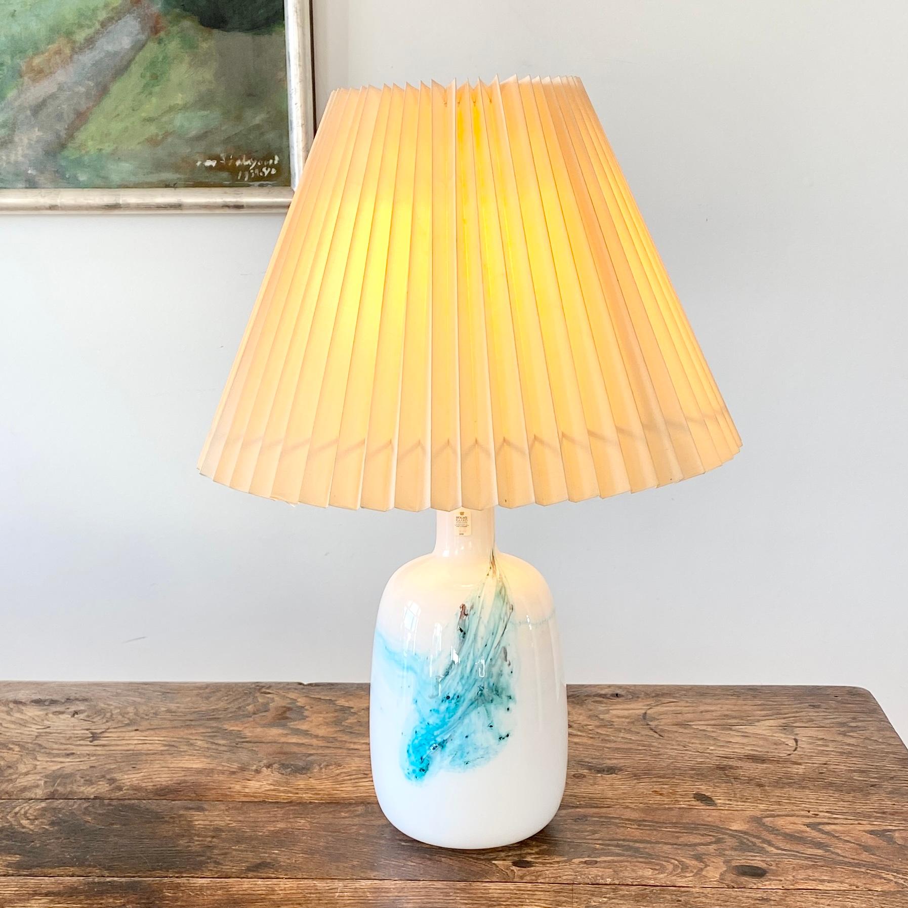 Danois Lampe en verre d'art Holmegaard en blanc et opaline turquoise de Michael Bang en vente