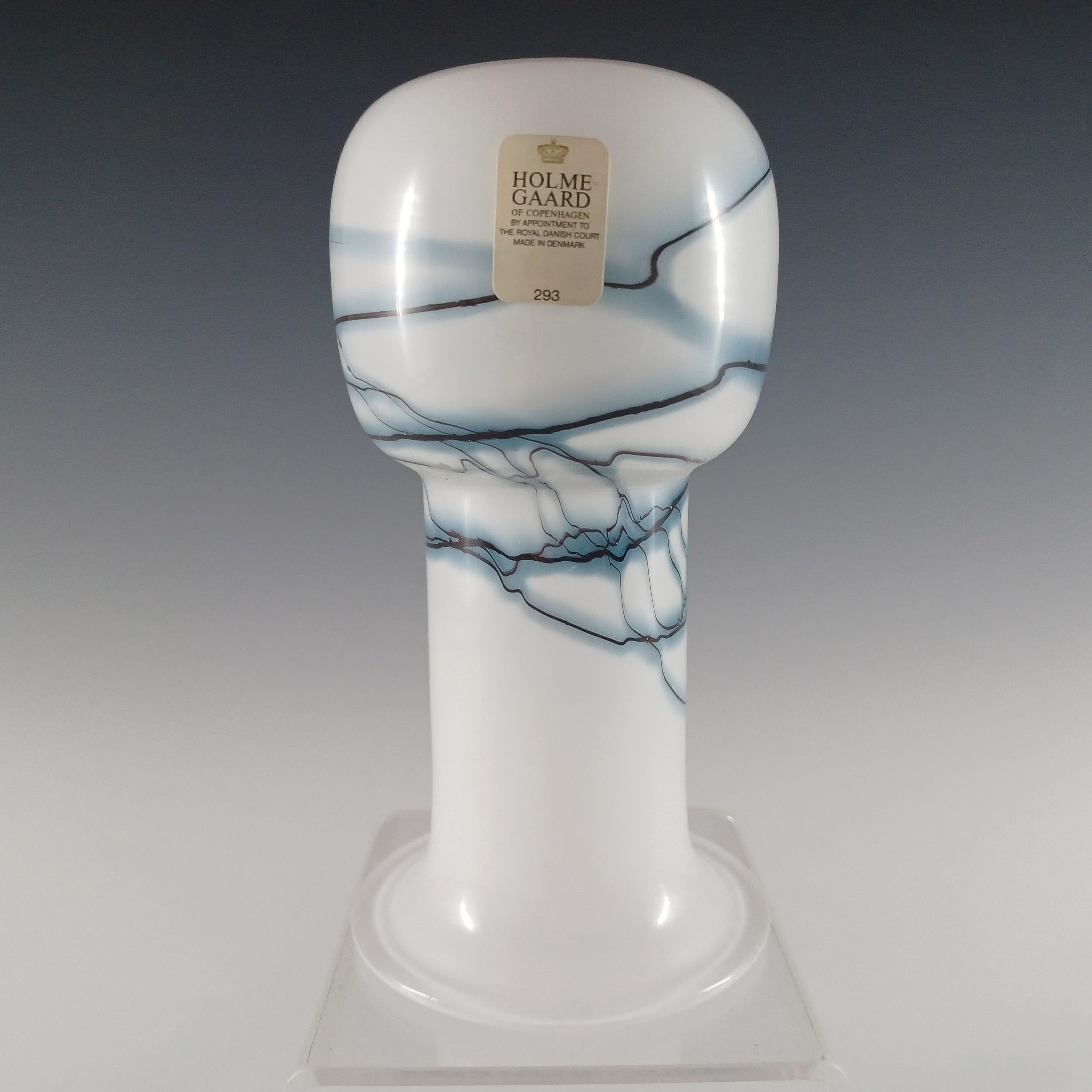 Uno splendido portacandele in vetro scandinavo, che in alternativa può essere capovolto e utilizzato come piccolo vaso. Prodotto dalla danese Holmegaard e disegnato da Michael Bang, fa parte della sua linea Atlantis. Porta ancora l'etichetta
