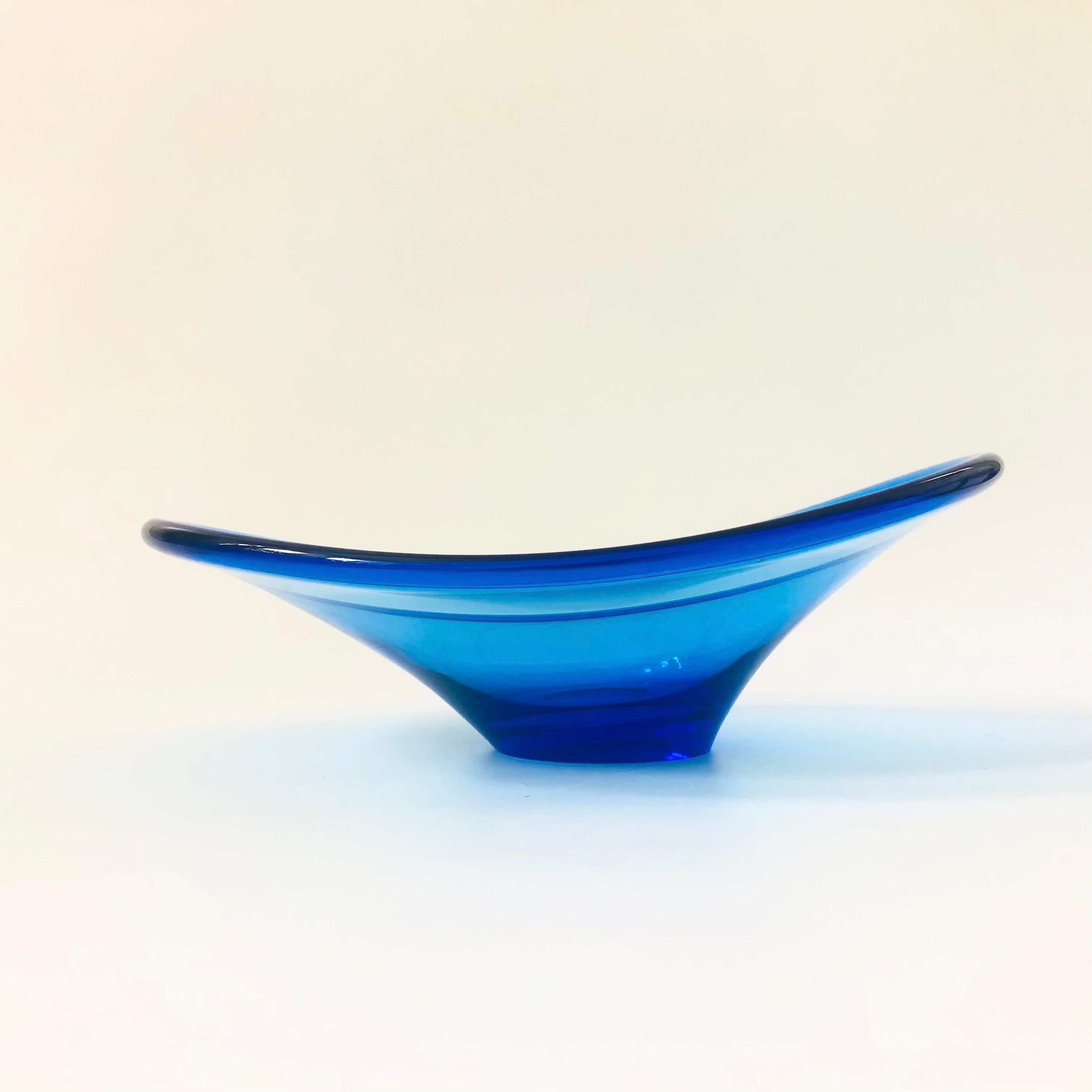 Mid-Century Modern Bol en verre d'art bleu Holmegaard en vente