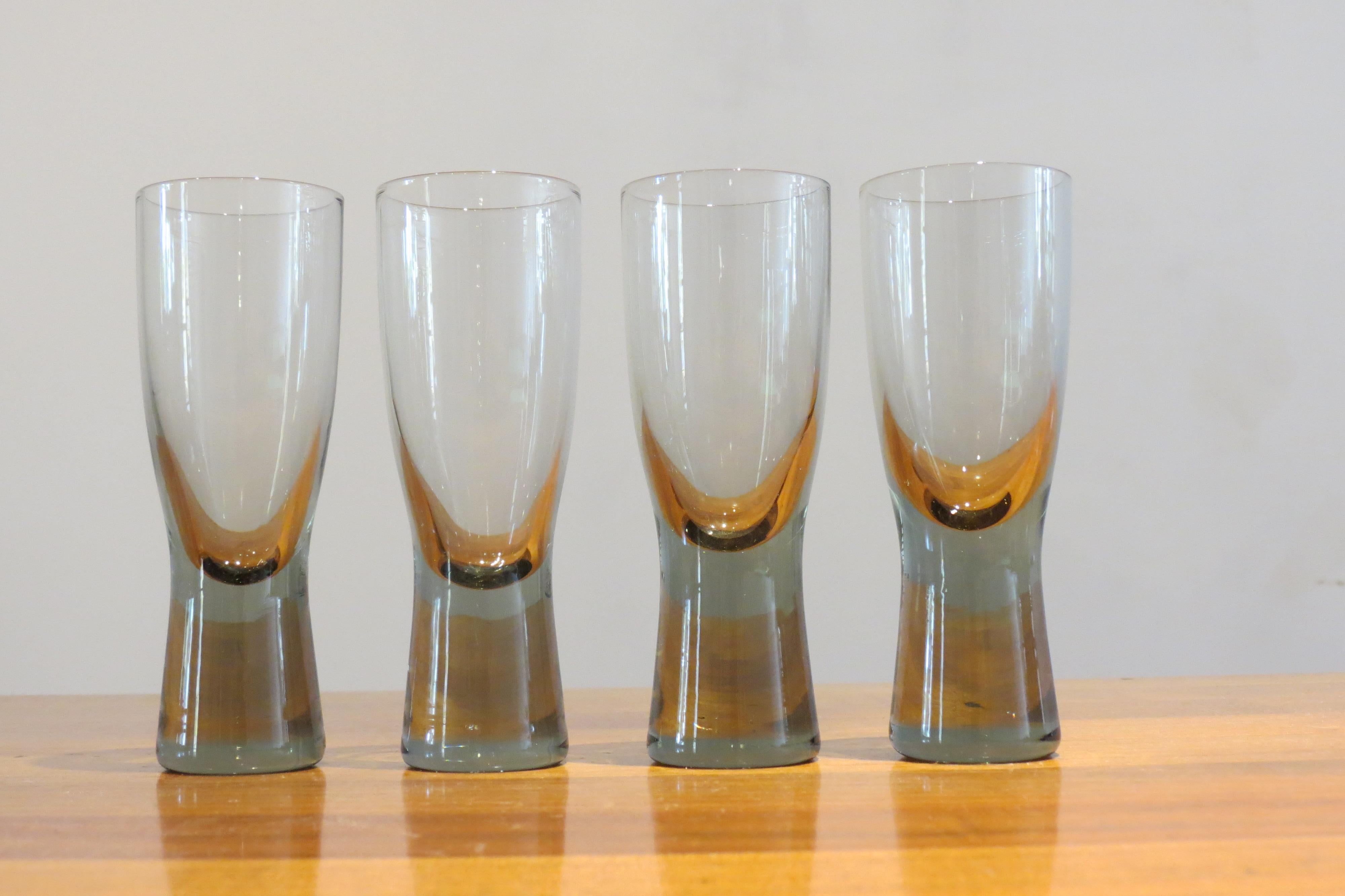 A set of four vintage Holmegaard glasses. 
Designed by Per Lutken, model Canada, 1950s.

Smoked glass
Good condition
Measures: 11.5cm tall, 4.2cm diameter widest point 
St926.

 