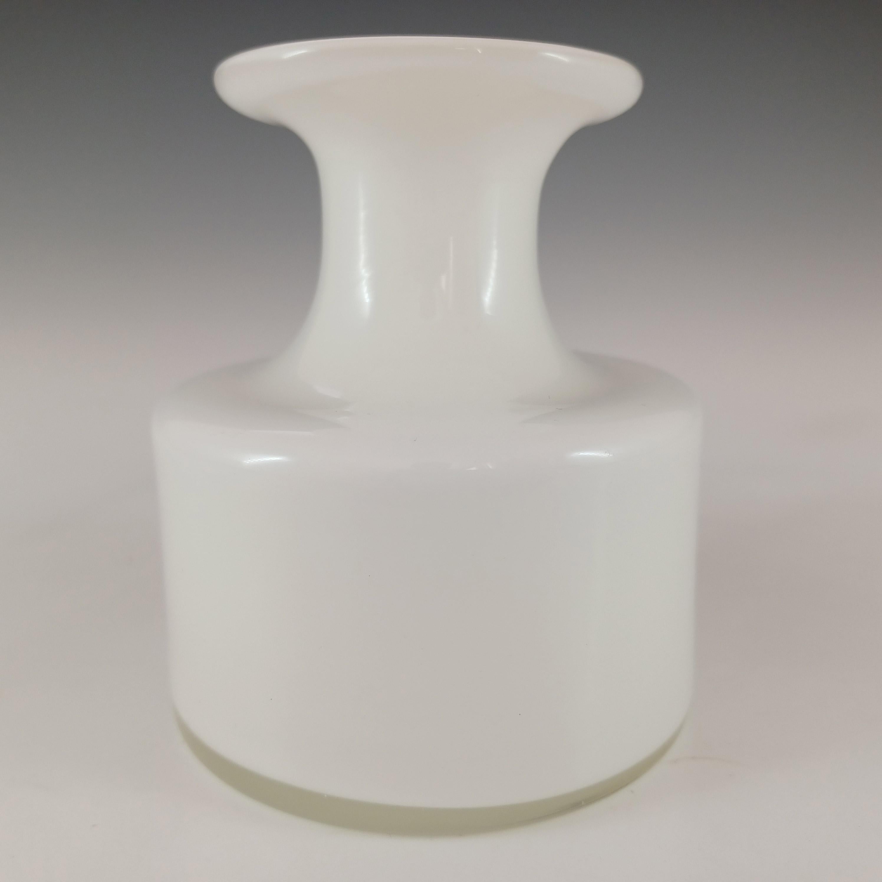 Un superbe vase scandinave en verre blanc opalin. Fabriqué par la société danoise Holmegaard, conçu par Per Lutken, faisant partie de sa gamme 