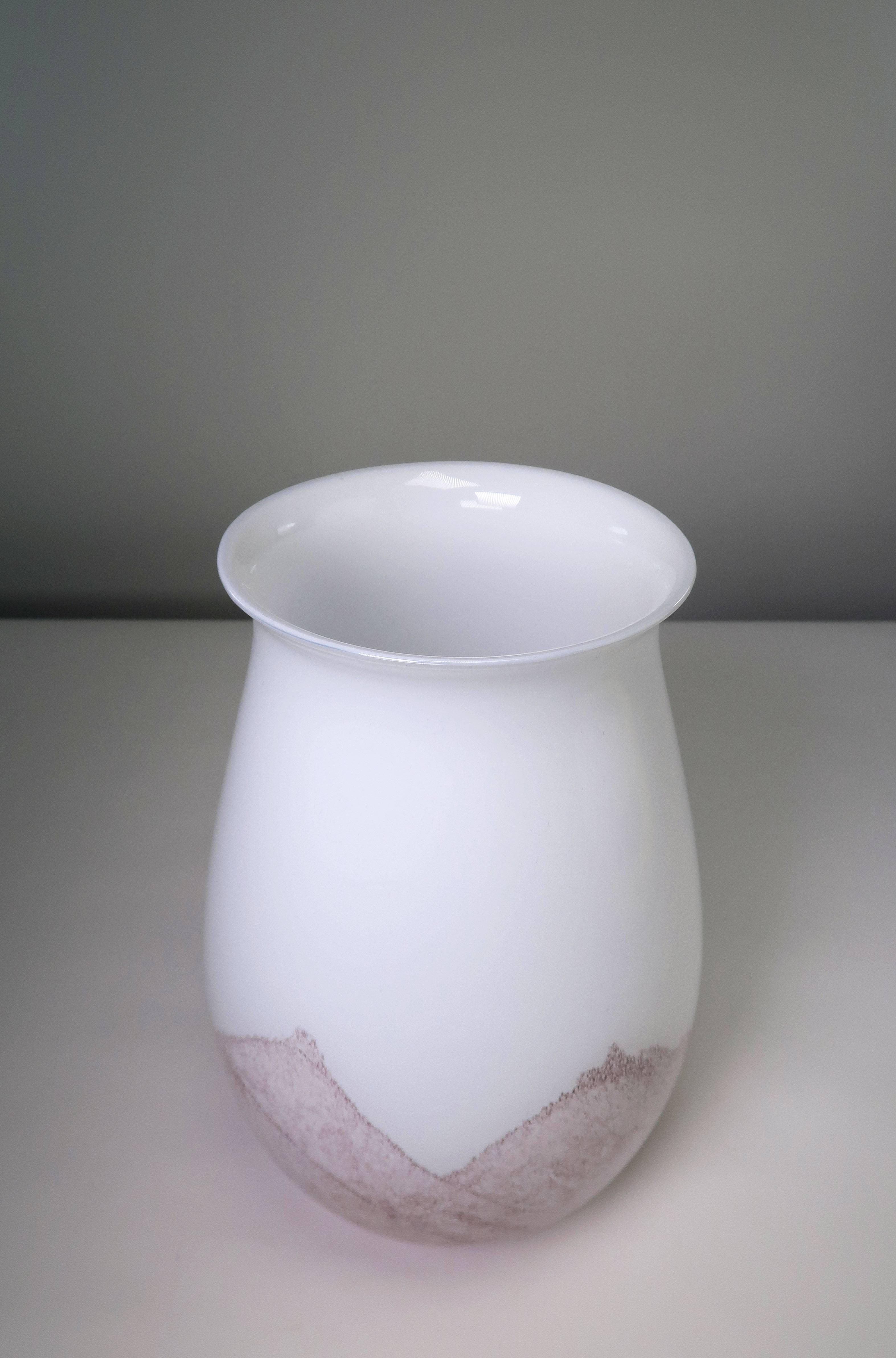 Mid-Century Modern Vase en verre d'art blanc opalin et mulberry de Holmegaard des années 1960 en vente