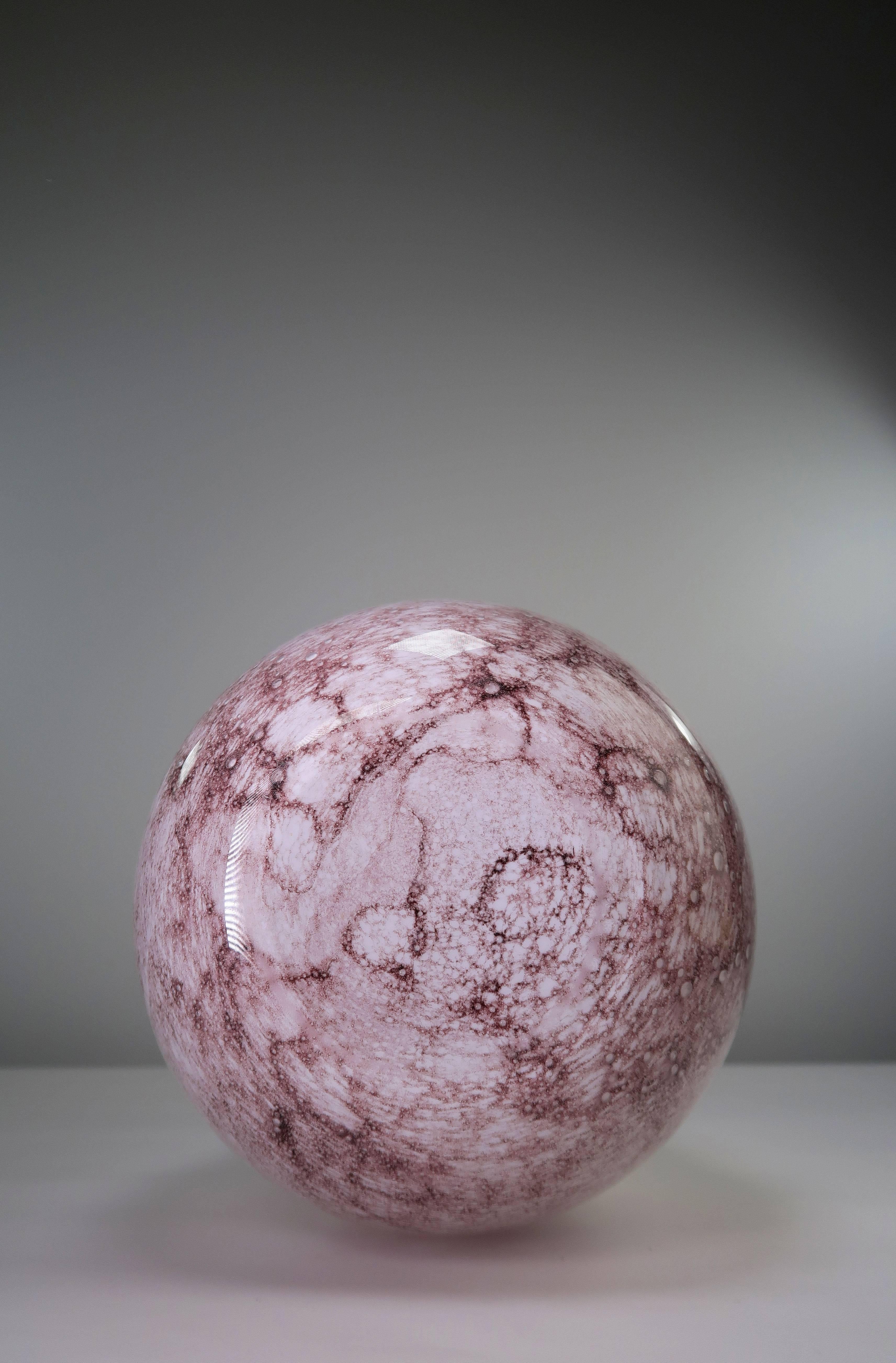 Fait main Vase en verre d'art blanc opalin et mulberry de Holmegaard des années 1960 en vente