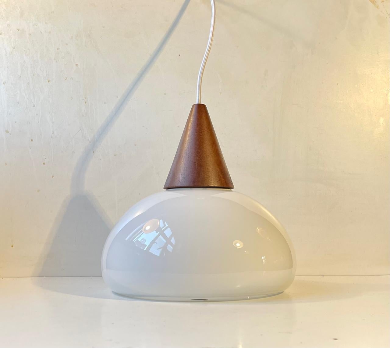 Scandinave moderne Holmegaard Danish Modern Lampe à suspension Sunset Lamps en verre opalin blanc de Per Lütken en vente