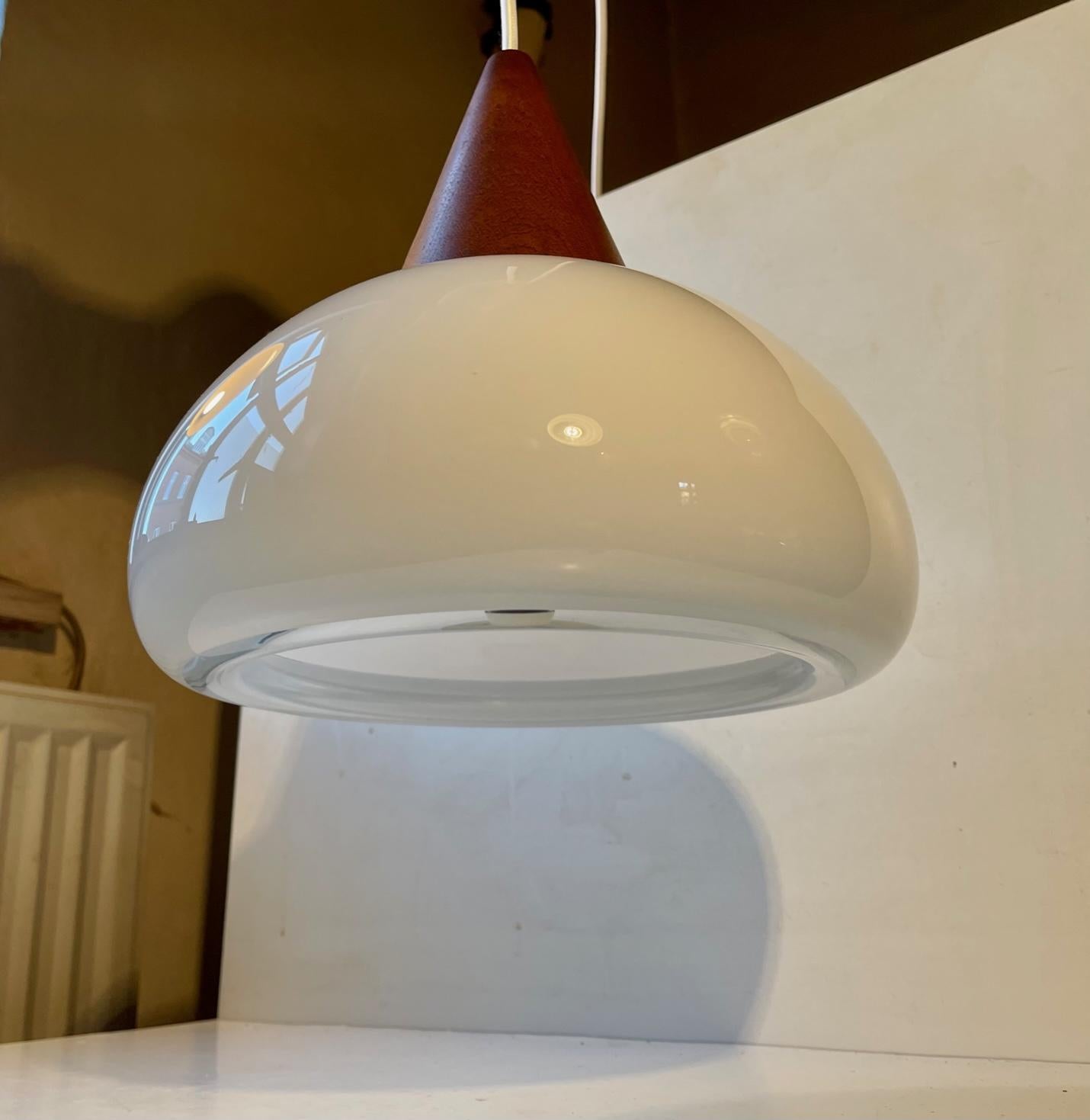 Verre brun Holmegaard Danish Modern Lampe à suspension Sunset Lamps en verre opalin blanc de Per Lütken en vente