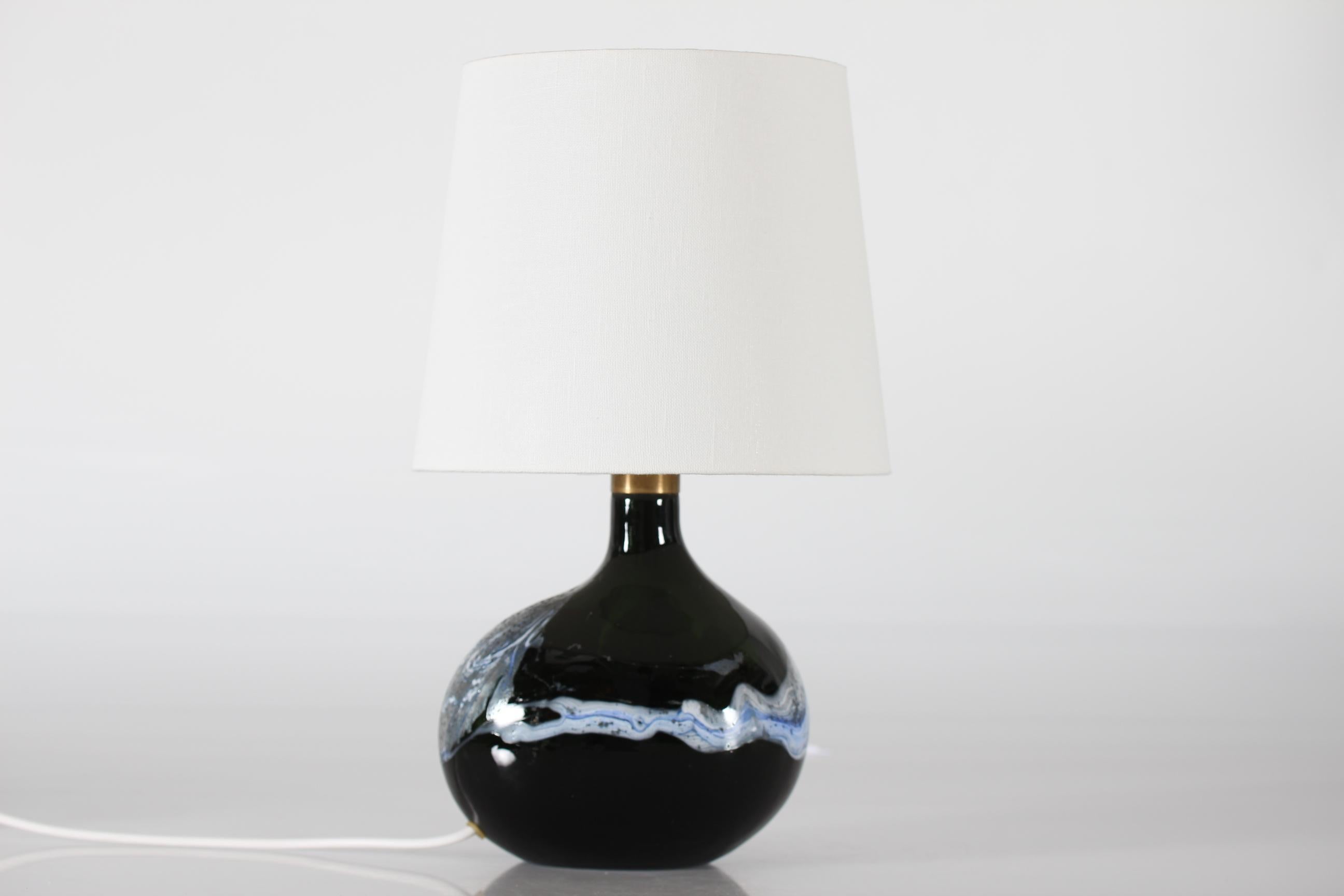 Lampe sculpturale danoise en verre soufflé à la bouche, datant du milieu du siècle dernier, conçue par Michael Bang et fabriquée par Holmegaard. 
Elle est issue de la série 