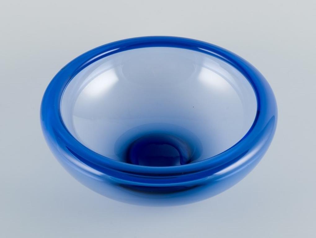 Scandinave moderne Holmegaard, Danemark. Bol «Provence » en verre d'art bleu. 1970. en vente