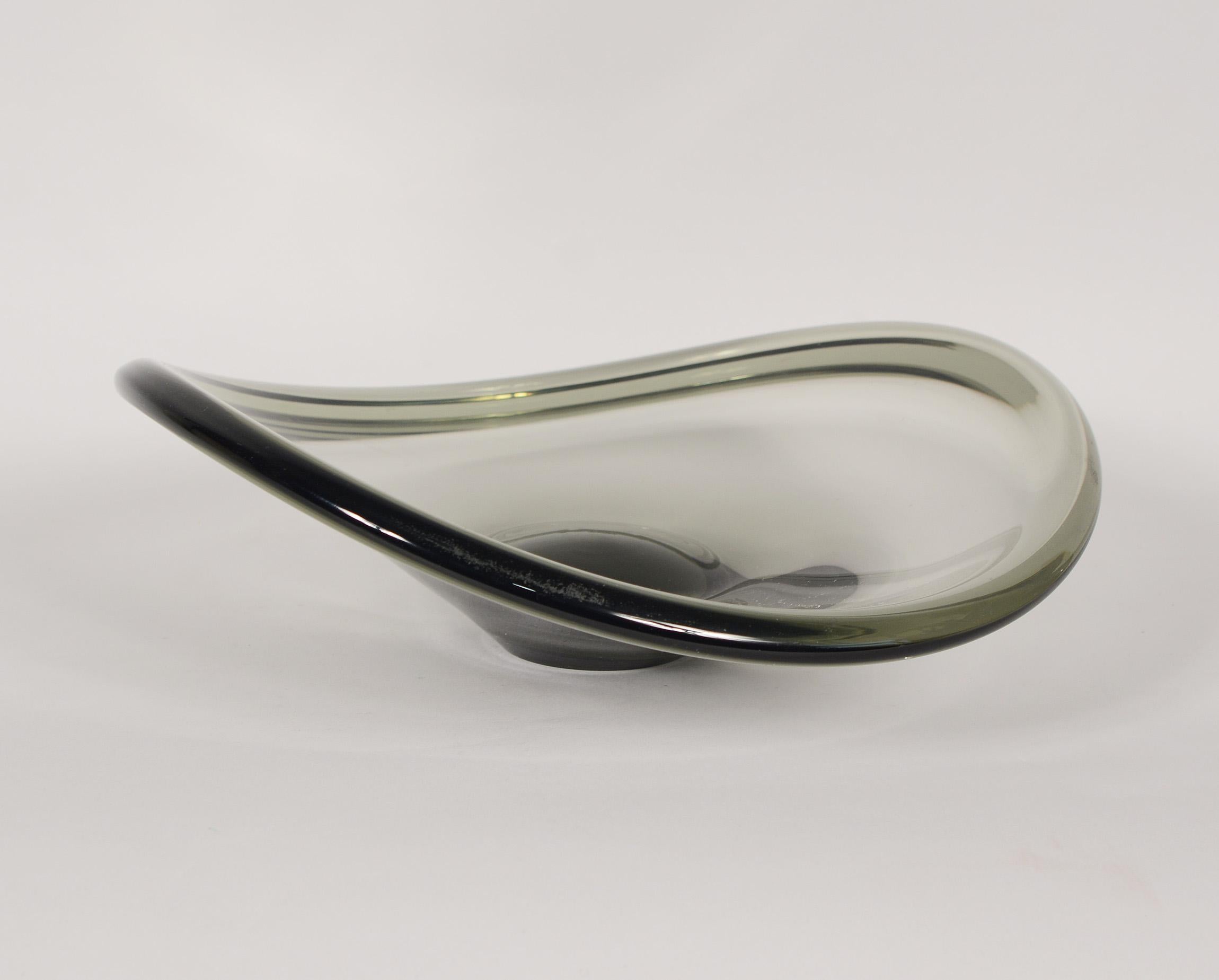 Holmegaard Freiform-Glasschale von Per Lutken (Moderne der Mitte des Jahrhunderts) im Angebot