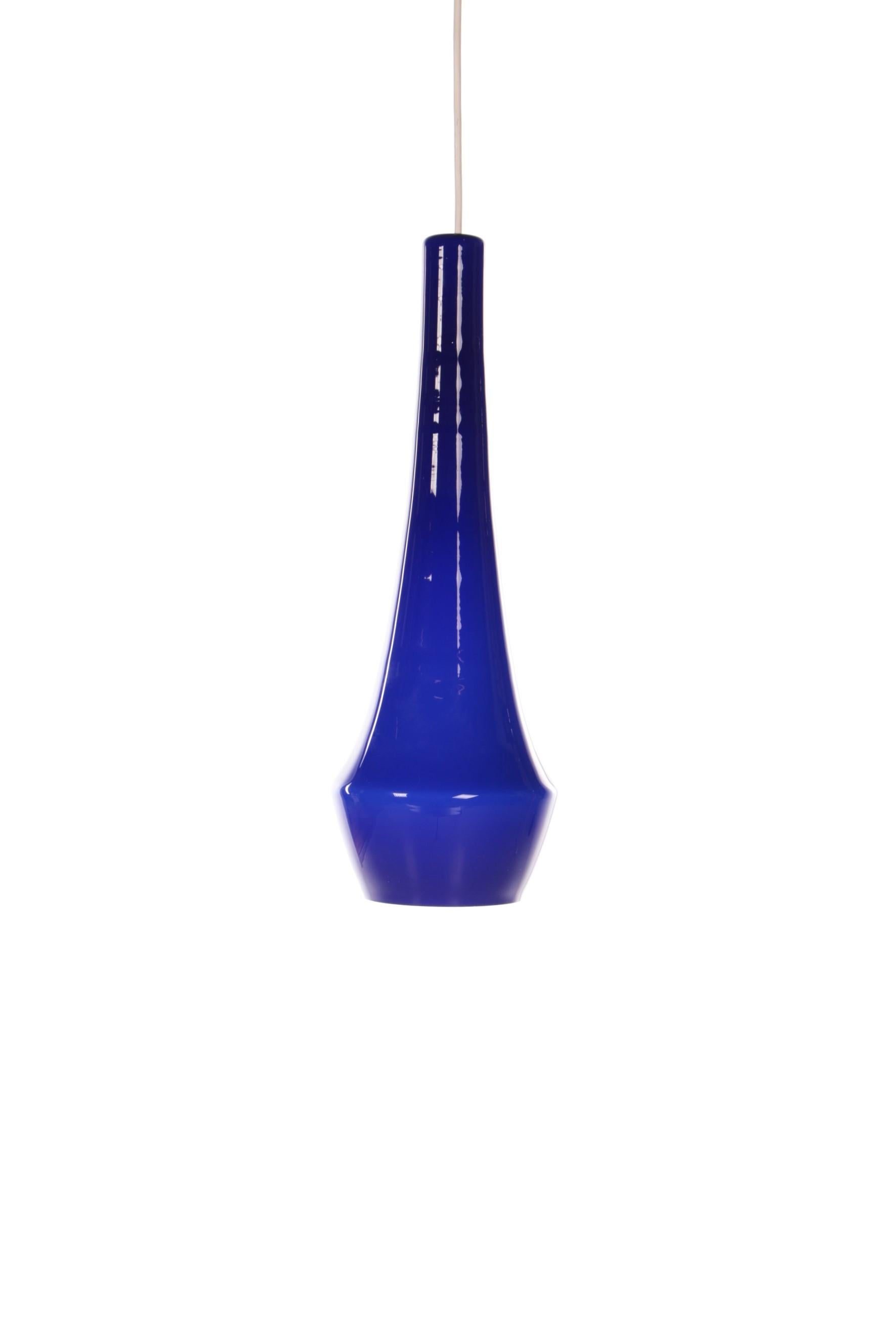 Holmegaard Glass hanging lamp Design Louis Poulsen,1960 Denmark.


This is a beautiful hanging lamp dark blue, there is no chip on the glass, just perfect.

This lamp is designed by Louis Poulsen and made by Holmegaard in the 1960s.

If you are