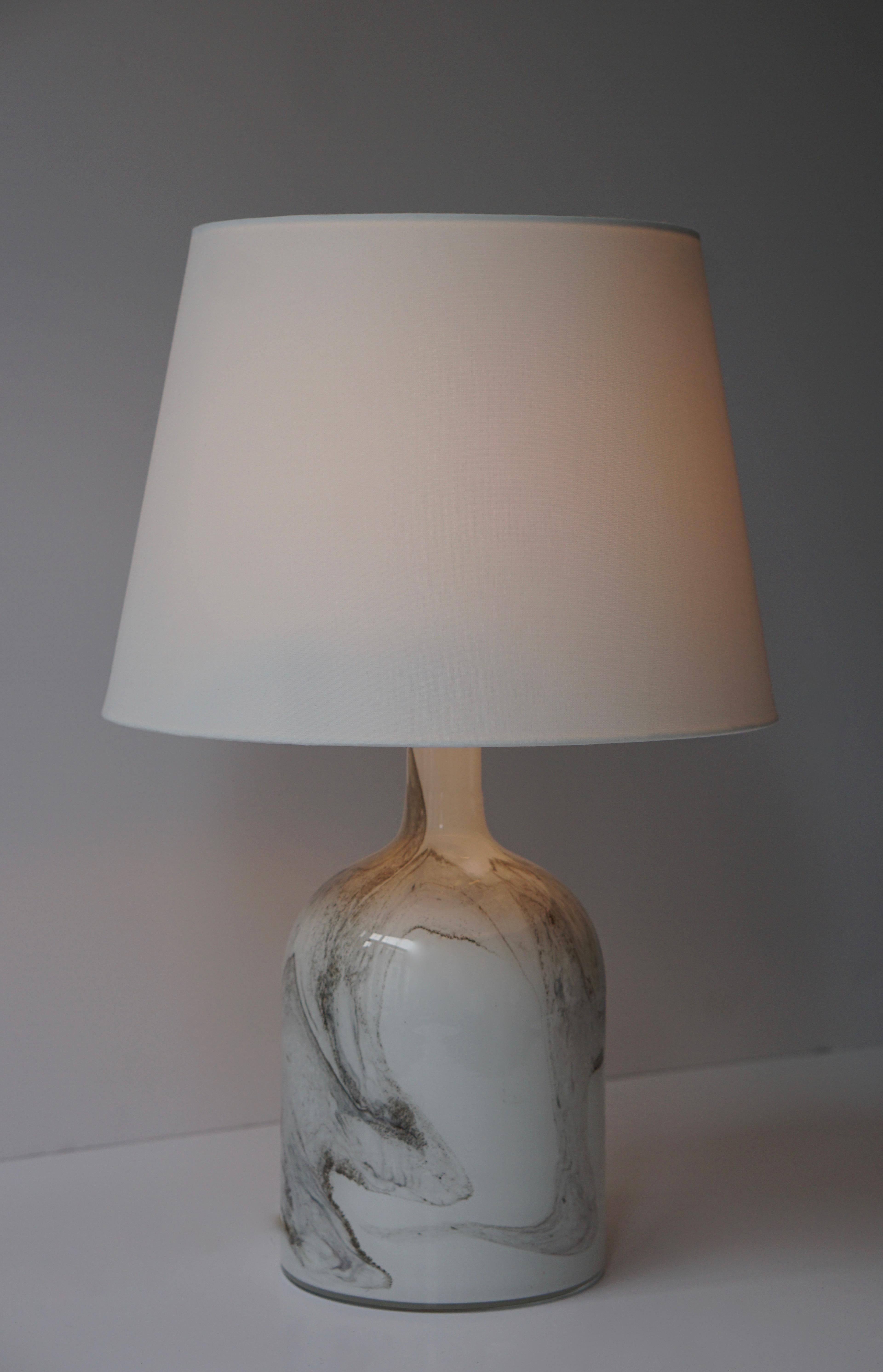 Große Holmegaard-Lampe mit Fassung aus gebürstetem Stahl von Holmegaard, Dänemark, 1984, in Weiß und Grau mit Glasschmelze unter dem glatten Klarglas, entworfen von Michael Bang 1984. Das Glas ist von dicker, schwerer Qualität und zeitlos schöner