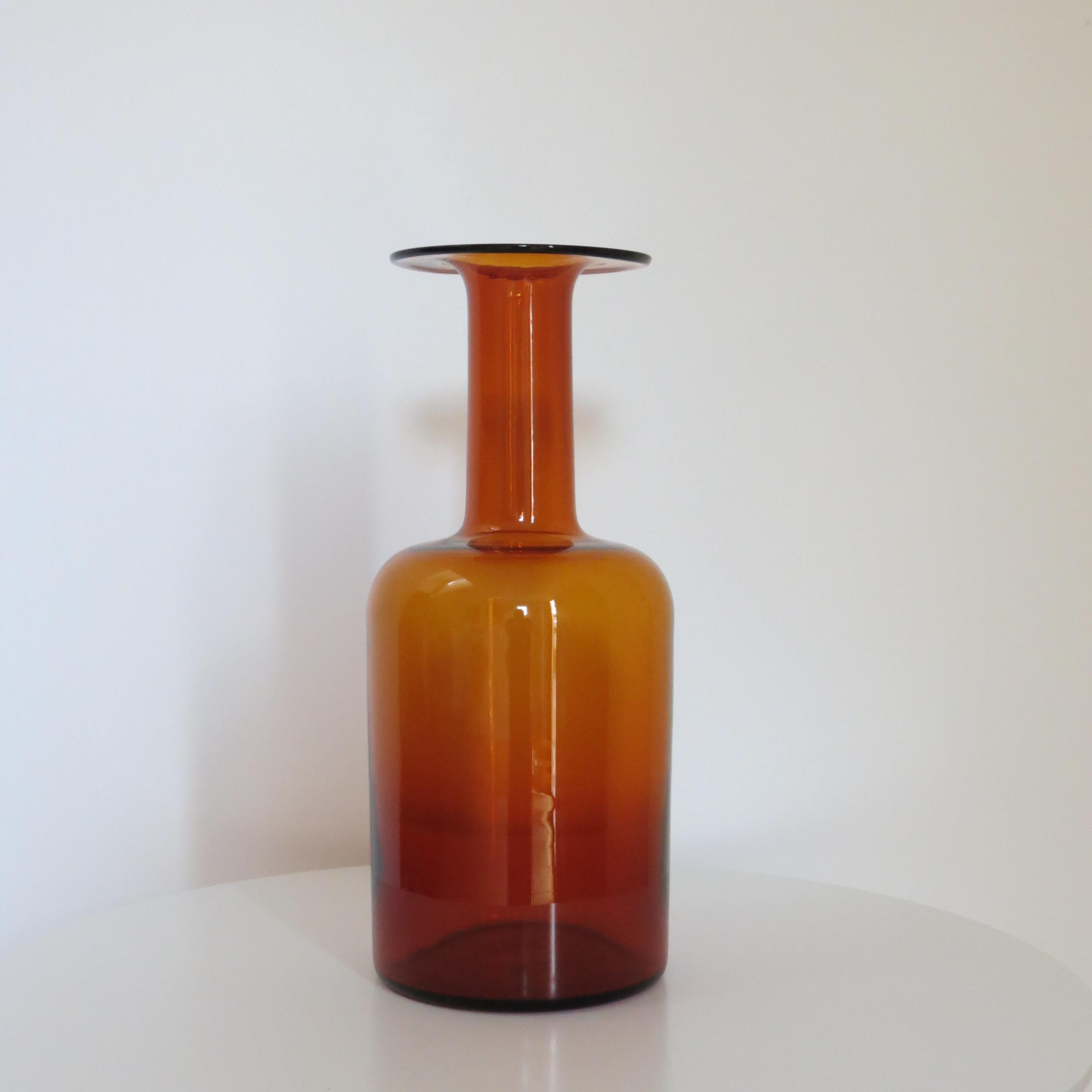 A very nice Gulvase by Otto Brauer for Holmegaard.

Hand blown glass, amber colour, medium size.

Good over all condition.

Please note shipping to US via the seller is £65.

ST1515