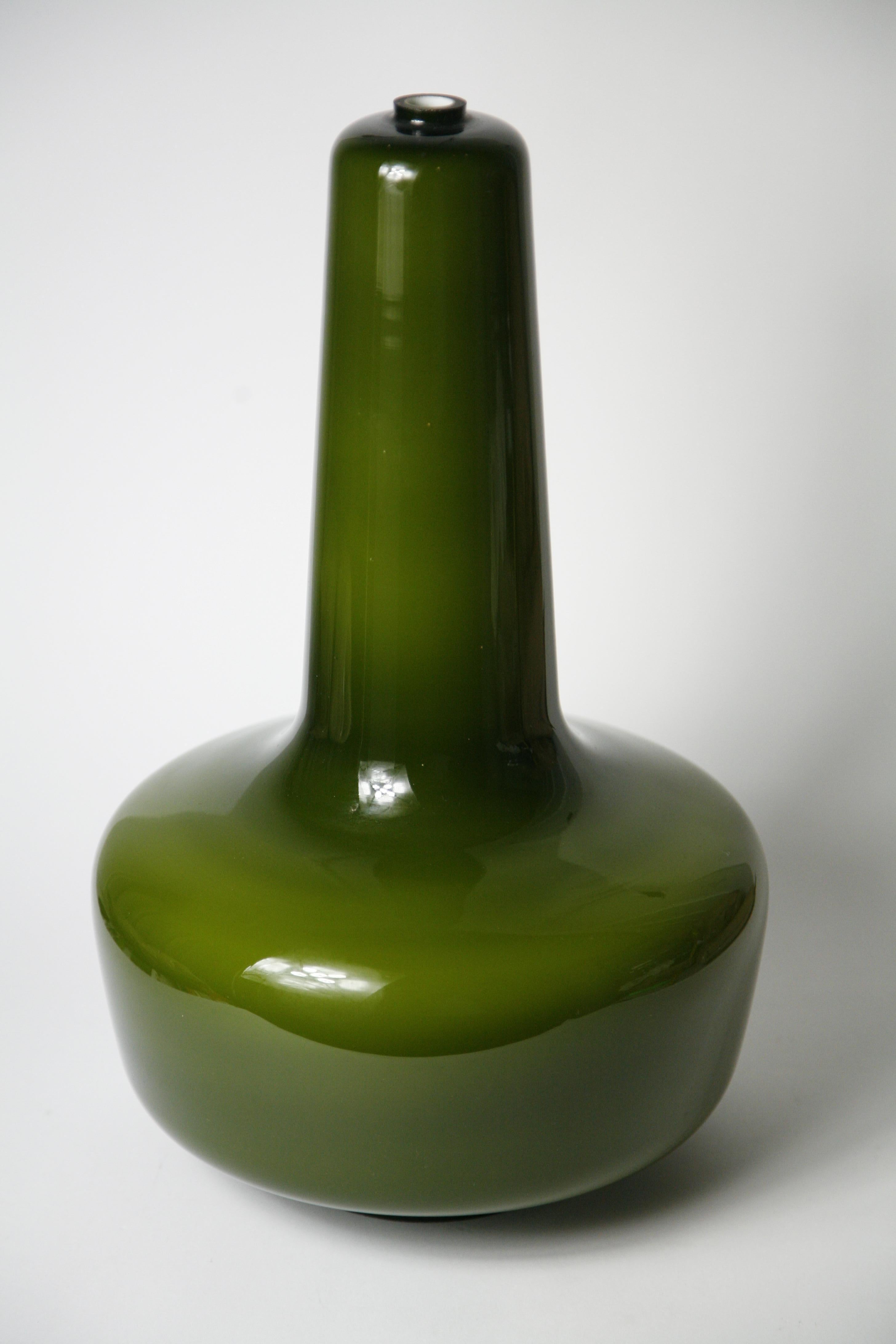 Suspension en verre opalin vert fait à la main par Holmegaard, Danemark, 1984, l'intérieur est en verre opalin blanc.
Il contient une seule prise américaine ; il est en état de fluidité.


 