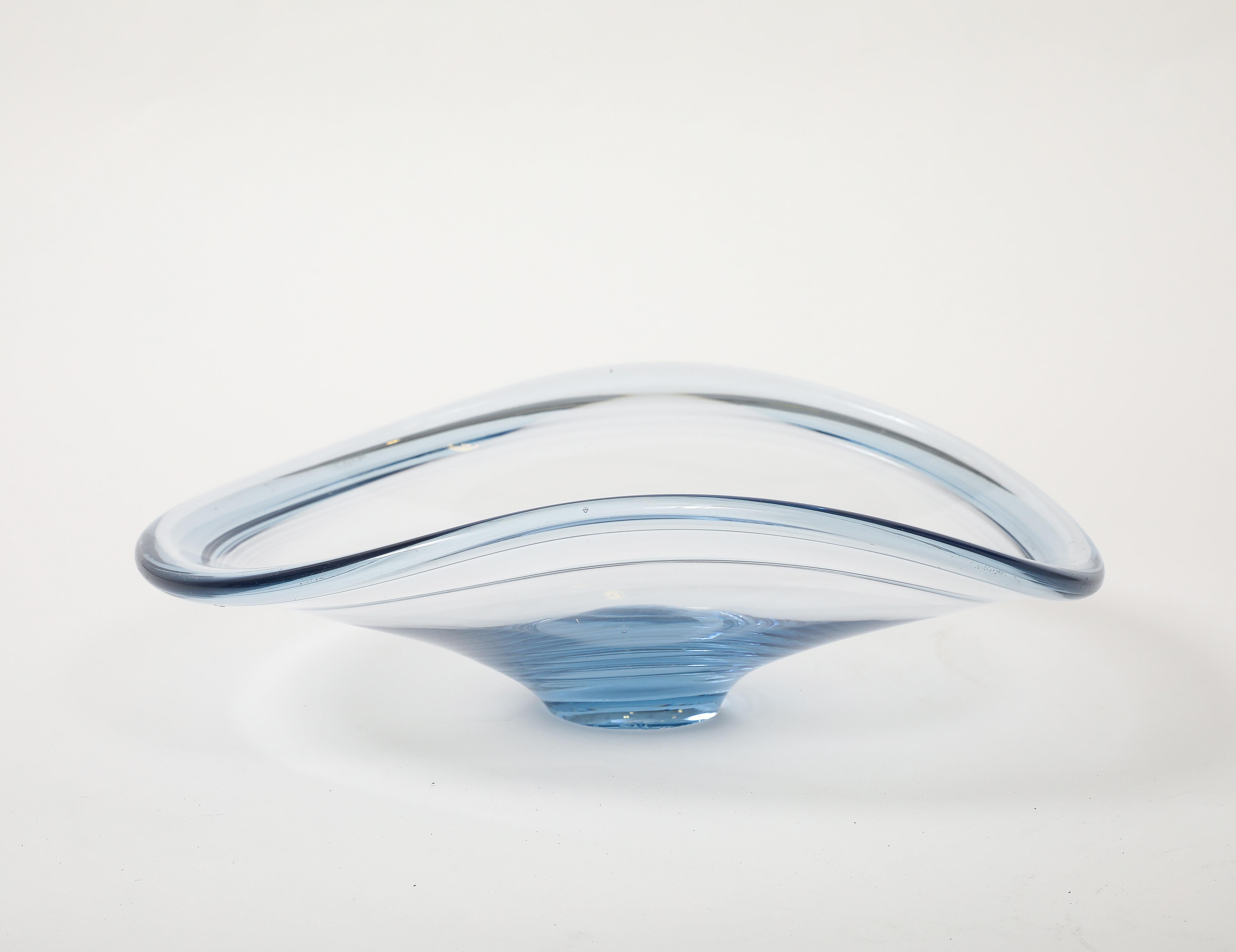 Centrotavola modernista di forma libera in vetro soffiato azzurro cielo realizzato da Per Lutken for Holmegaard. 