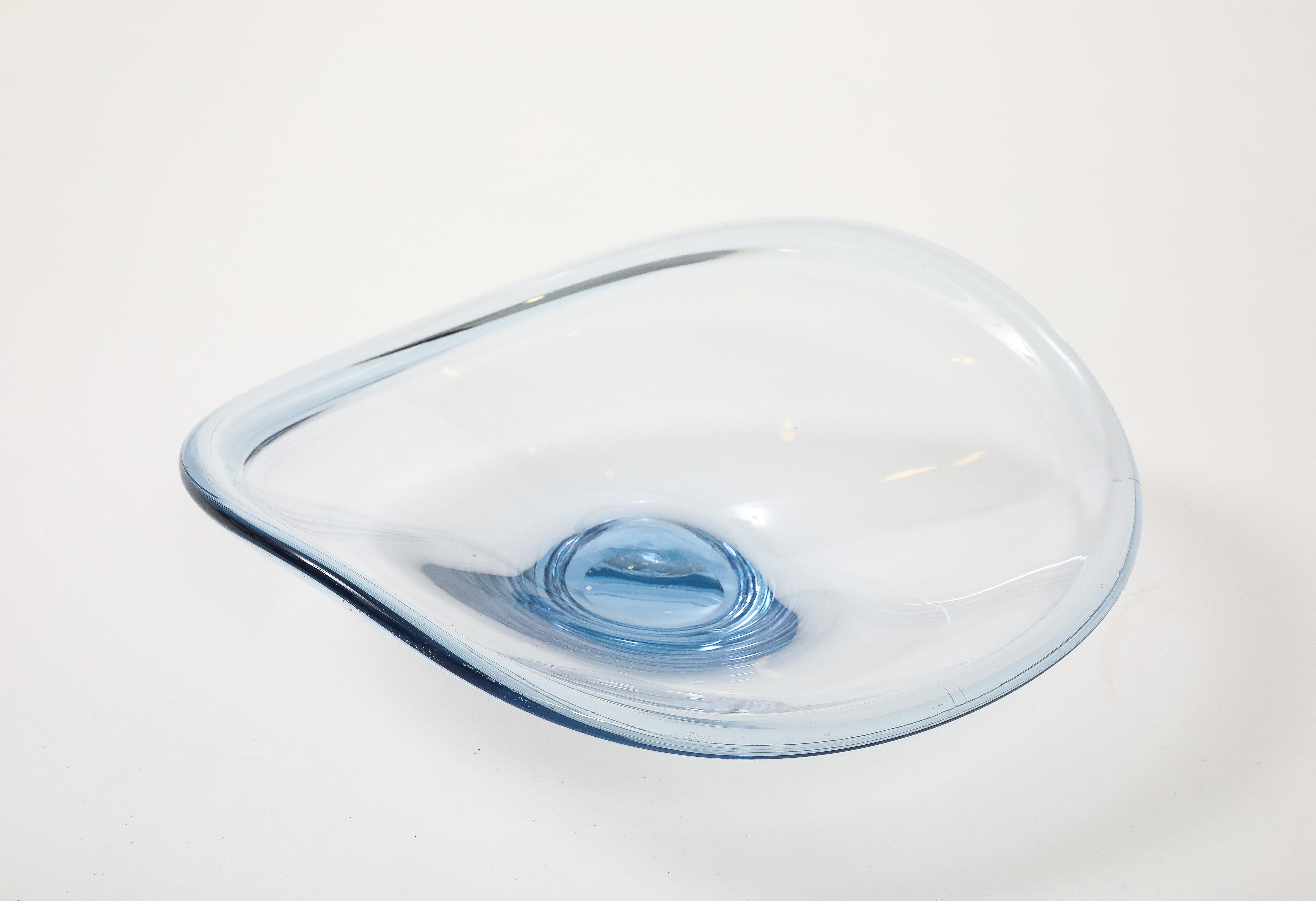 Vetro soffiato Centrotavola in vetro blu ghiaccio Holmegaard in vendita