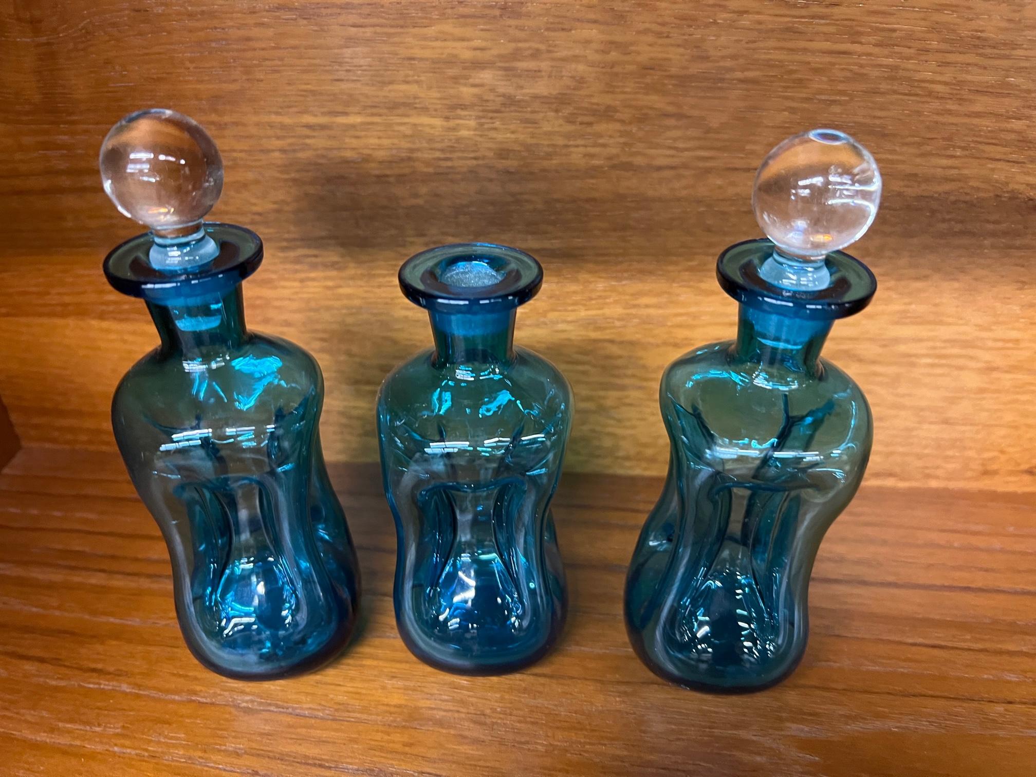 Holmegaard Kluk Blauer Glas-Dekanter mit Stopper, 3er-Set dänisch (Moderne der Mitte des Jahrhunderts) im Angebot