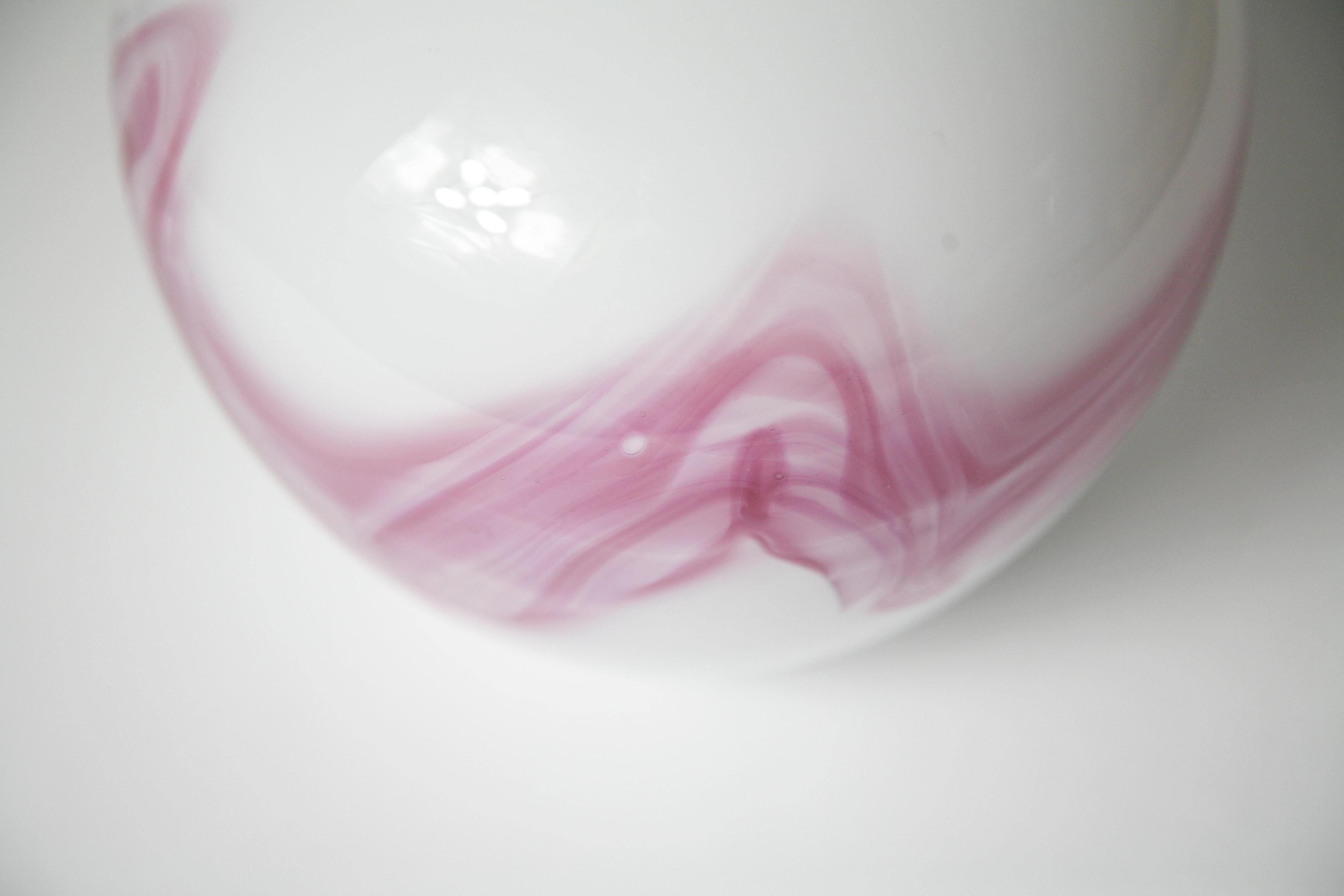 Eine Holmegaard-Lampe mit gebürstetem Messingbeschlag von Holmegaard, Dänemark, 1980 in weißem und rosafarbenem Glas, das unter dem glatten, klaren Glas schmilzt, entworfen von Michael Bang 1984.
Das Glas ist dicke schwere Qualität schöne