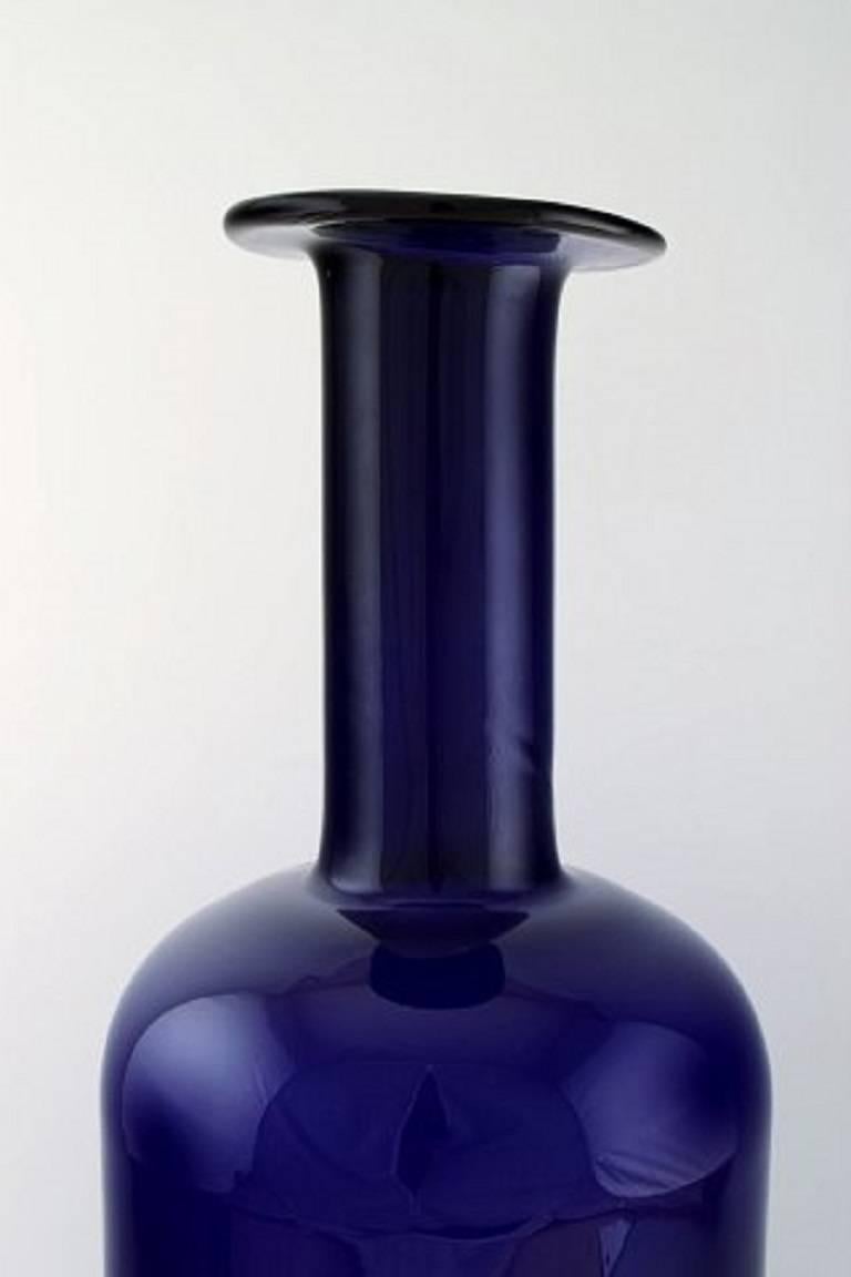 Holmegaard large bottle, Otto Brauer. Dark blue art glass.
Measures: 52 cm. x 20 cm.
In good condition. Slightly crooked at the top.