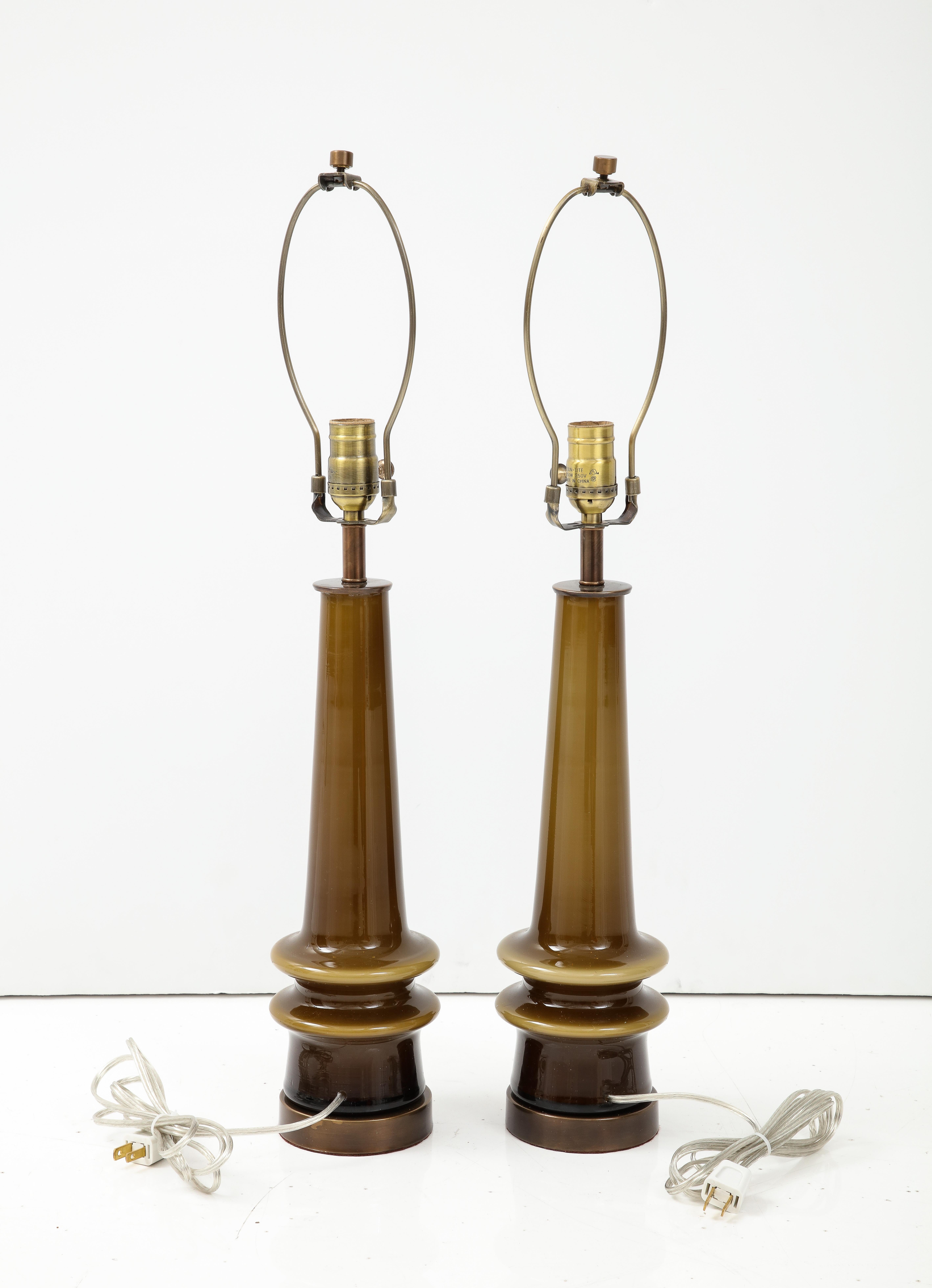 Schwedische moderne Glaslampen in der seltenen Farbe Lichen Green. Handgeblasen von den Glasmeistern bei Holmegaard für Bergboms. Die Lampen wurden für die Verwendung in den USA neu verkabelt. Max. 100W Glühbirnen.