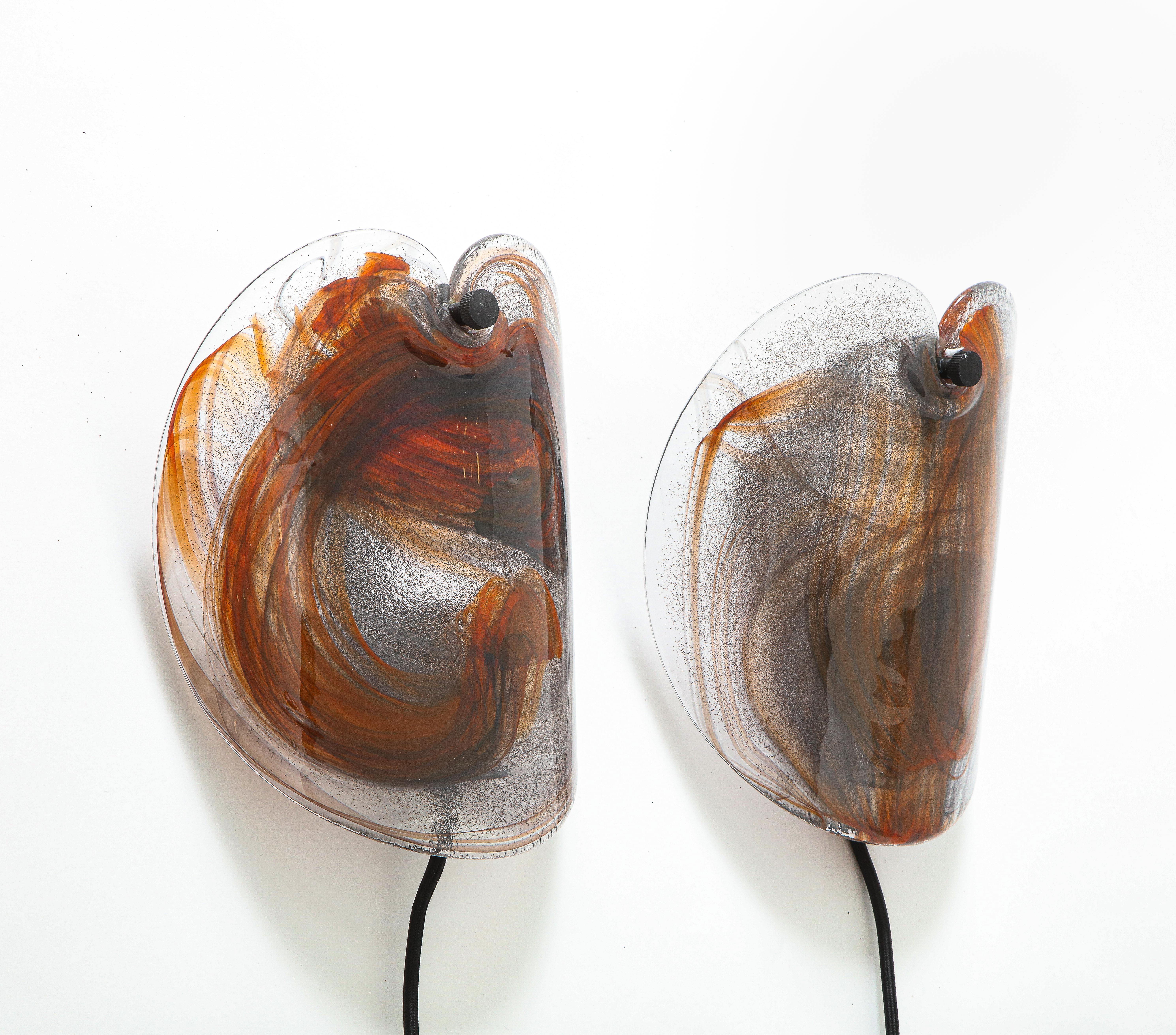 Skandinavisch-modernes Paar handgefertigter Glasleuchten mit orangefarbenen, grauen und schwarzen Innenfäden. Verdrahtet für den Einsatz in den USA, max. 75 W Glühbirnen. Unterschrieben.