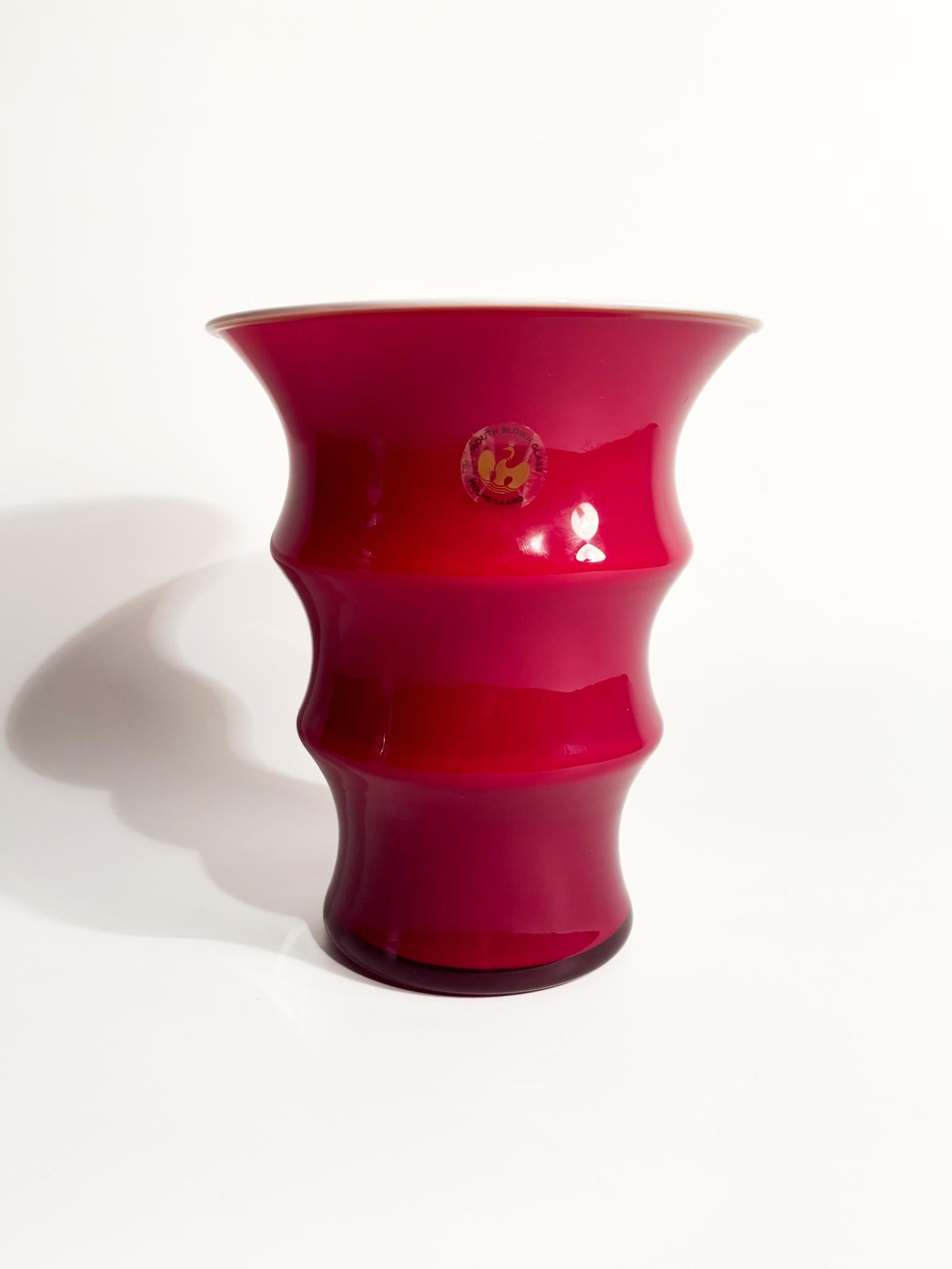 Vaso opalino in vetro danese rosso, realizzato da Holmegaard negli anni '90. 

Ø cm 14 h cm 17

Holmegaard è una rinomata azienda vetraria danese con una ricca storia che risale al 1825. Conosciuta per i suoi bicchieri di alta qualità, funzionali ed