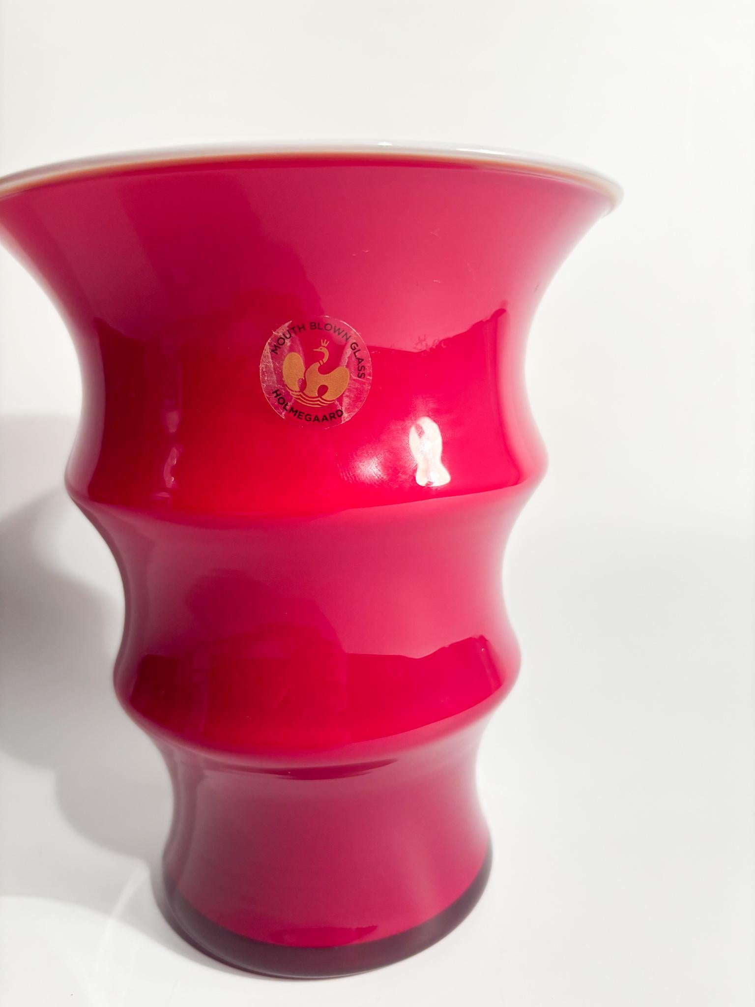 Mid-Century moderno Vaso opale Holmegaard in vetro rosso danese anni '90 in vendita