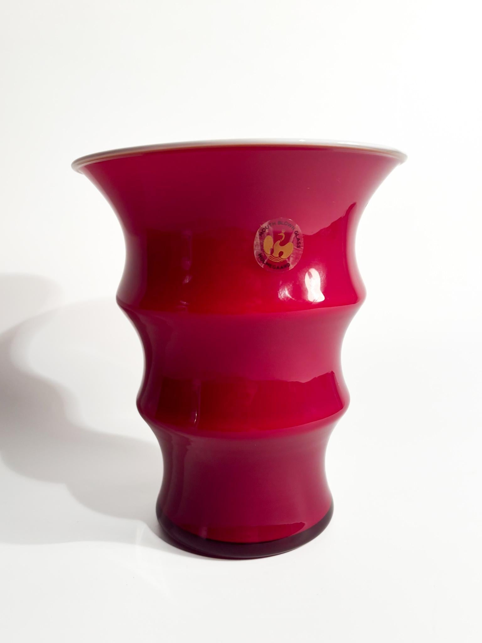 Fine XX secolo Vaso opale Holmegaard in vetro rosso danese anni '90 in vendita