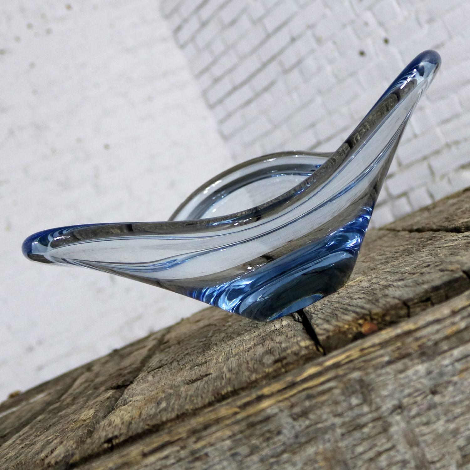 Superbe bol centre de table Holmegaard Fionia par Per Lutken. Magnifique bleu arctique glacé. En excellent état vintage:: sans éclats:: ni fissures:: ni taches. Quelques petites éraflures sur le fond comme on peut s'y attendre avec l'âge et une