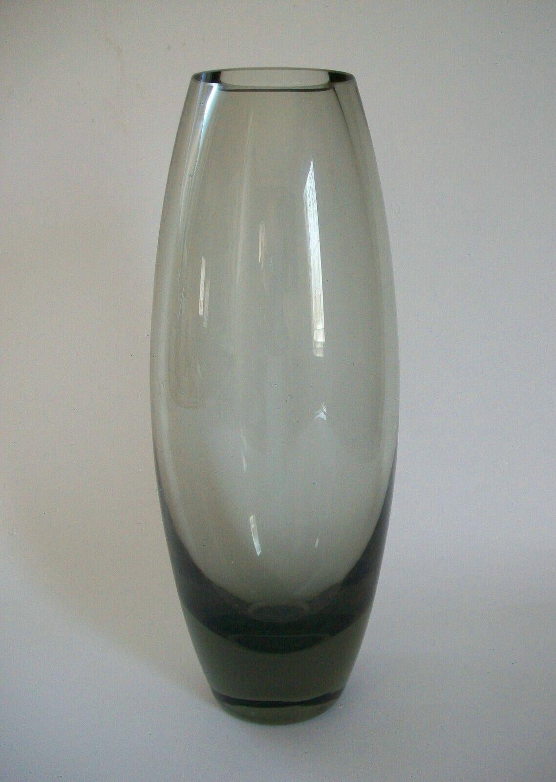 Holmegaard (Manufacturer) - PER LÜTKEN (1916-1998 Designer) - Hellas (Model) - Mid Century Modern smokey grey studio glass vase - signed and numbered on the base - Denmark - circa 1970's.

Excellent vintage condition - no loss - no damage - no