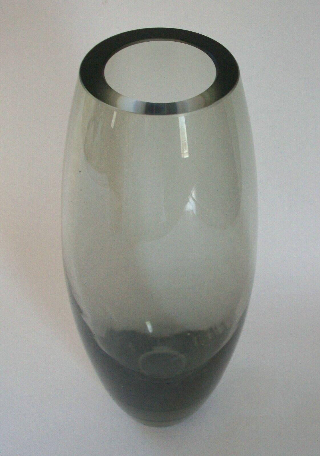 Holmegaard, Per Lütken, Grey Hellas Vase, Signed, Denmark, Circa 1970's In Good Condition For Sale In Chatham, ON