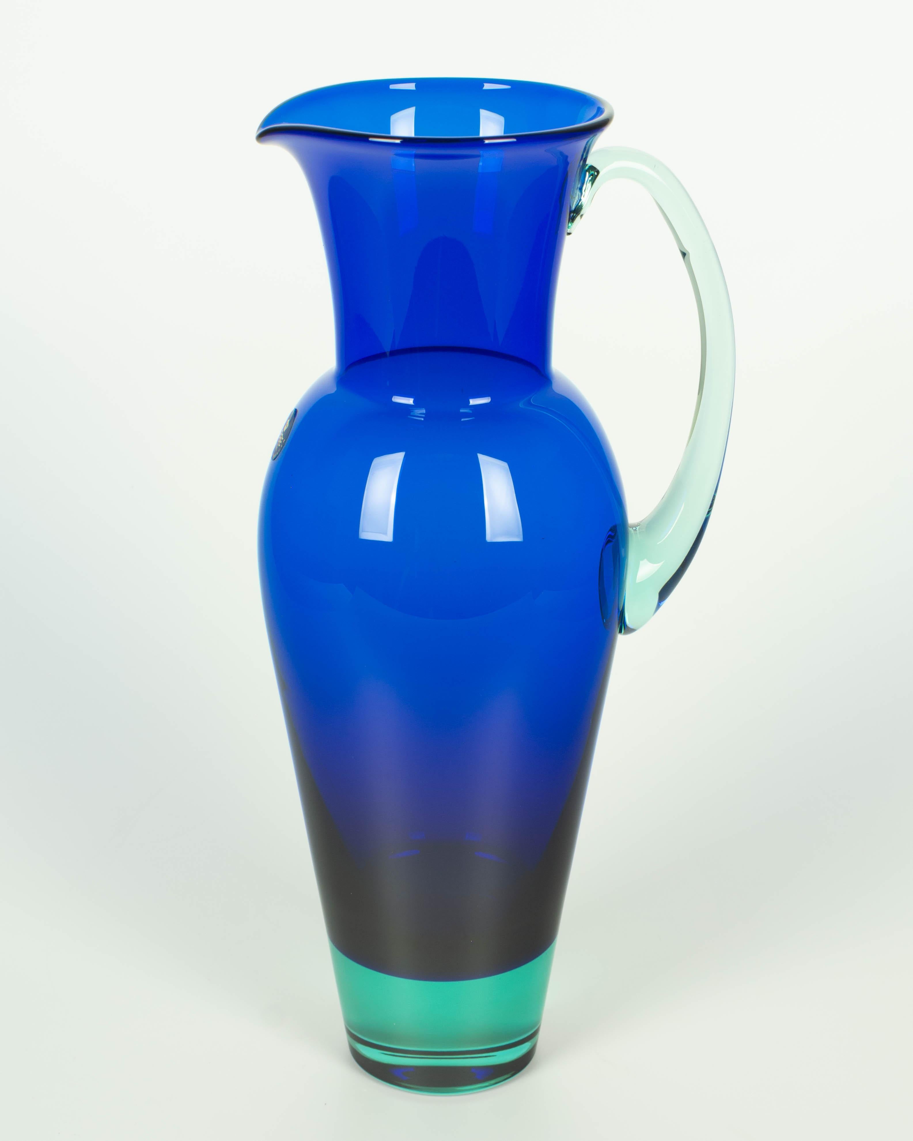 Holmegaard Royal Copenhagen Kobaltblauer Glaskrug (Postmoderne) im Angebot