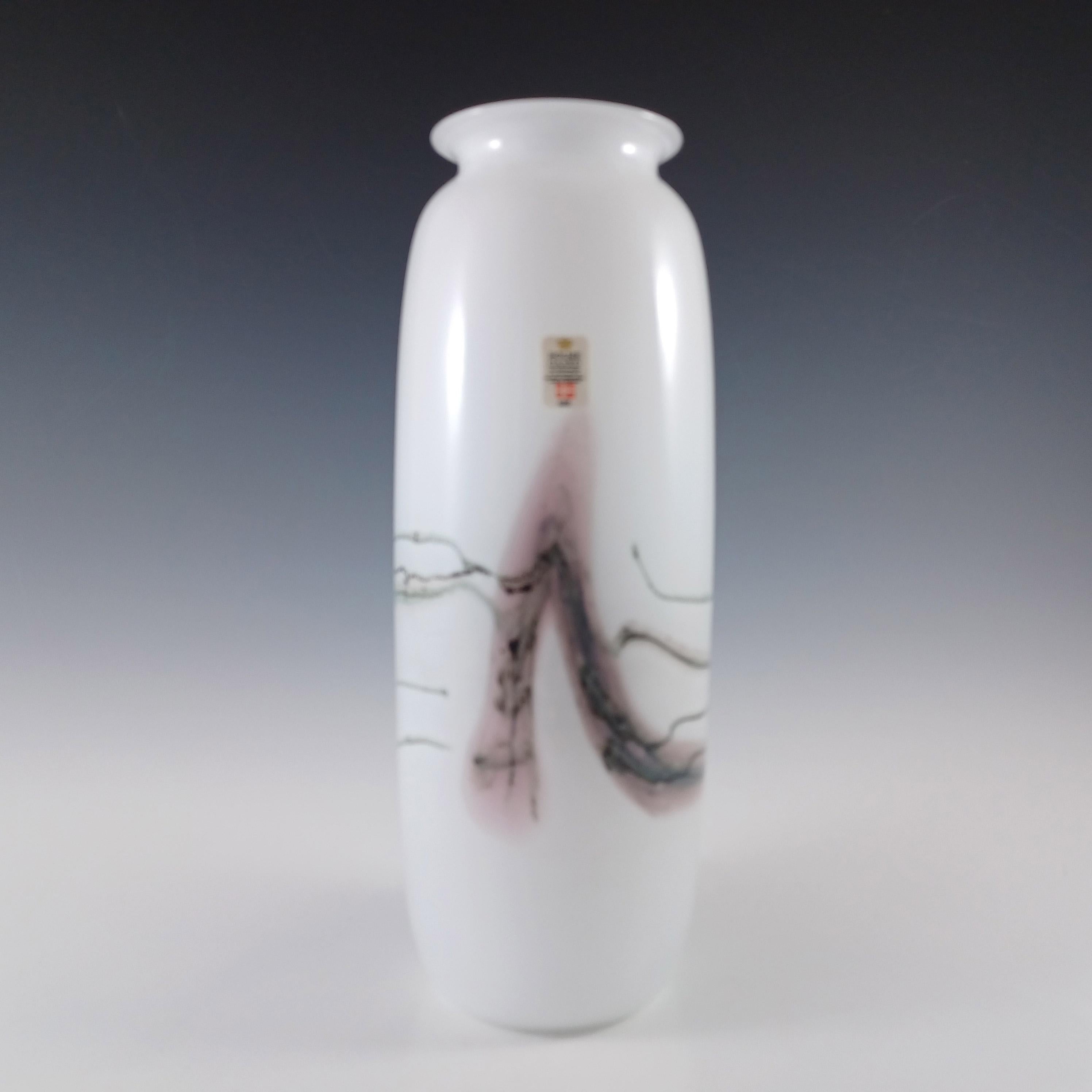 Uno splendido vaso scandinavo in vetro bianco opaco con striature viola e nere. Prodotto dalla danese Holmegaard e disegnato da Michael Bang, fa parte della sua linea Sakura. Porta ancora l'etichetta originale della fabbrica.

Dimensione
Misura
