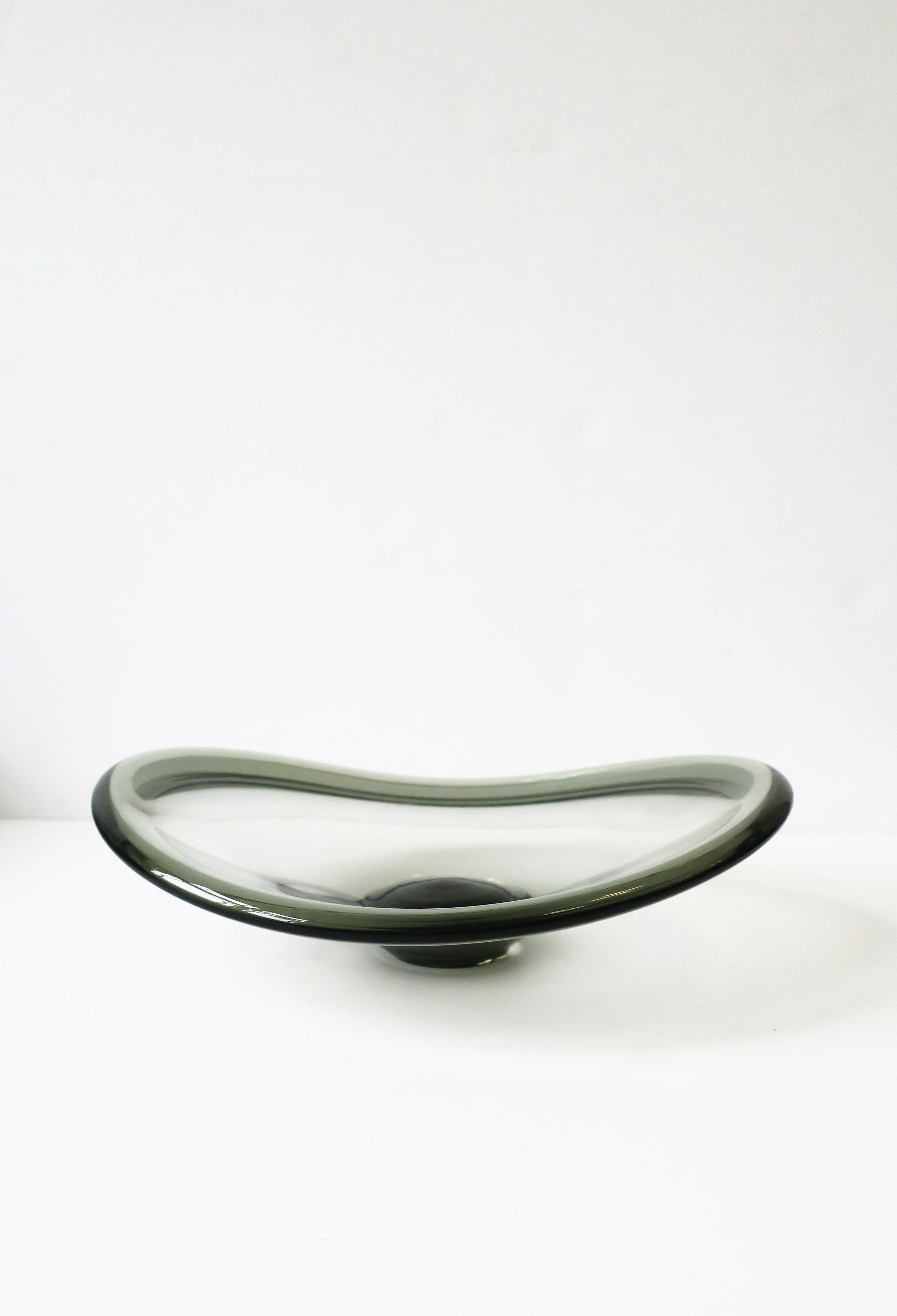 A very beautiful, signed designer Scandinavian Modern Danish large oval smoked grey art glass bowl or centerpiece bowl, circa 1960s, Denmark, by Per Lutken. Piece is known as the 'Selandia'. Bowl with marker's mark (Holmegaard) and signature by