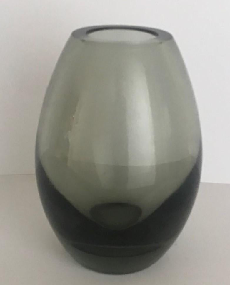 Holmegaard-Vase aus Rauchglas, ca. 1960er Jahre (Handgefertigt) im Angebot