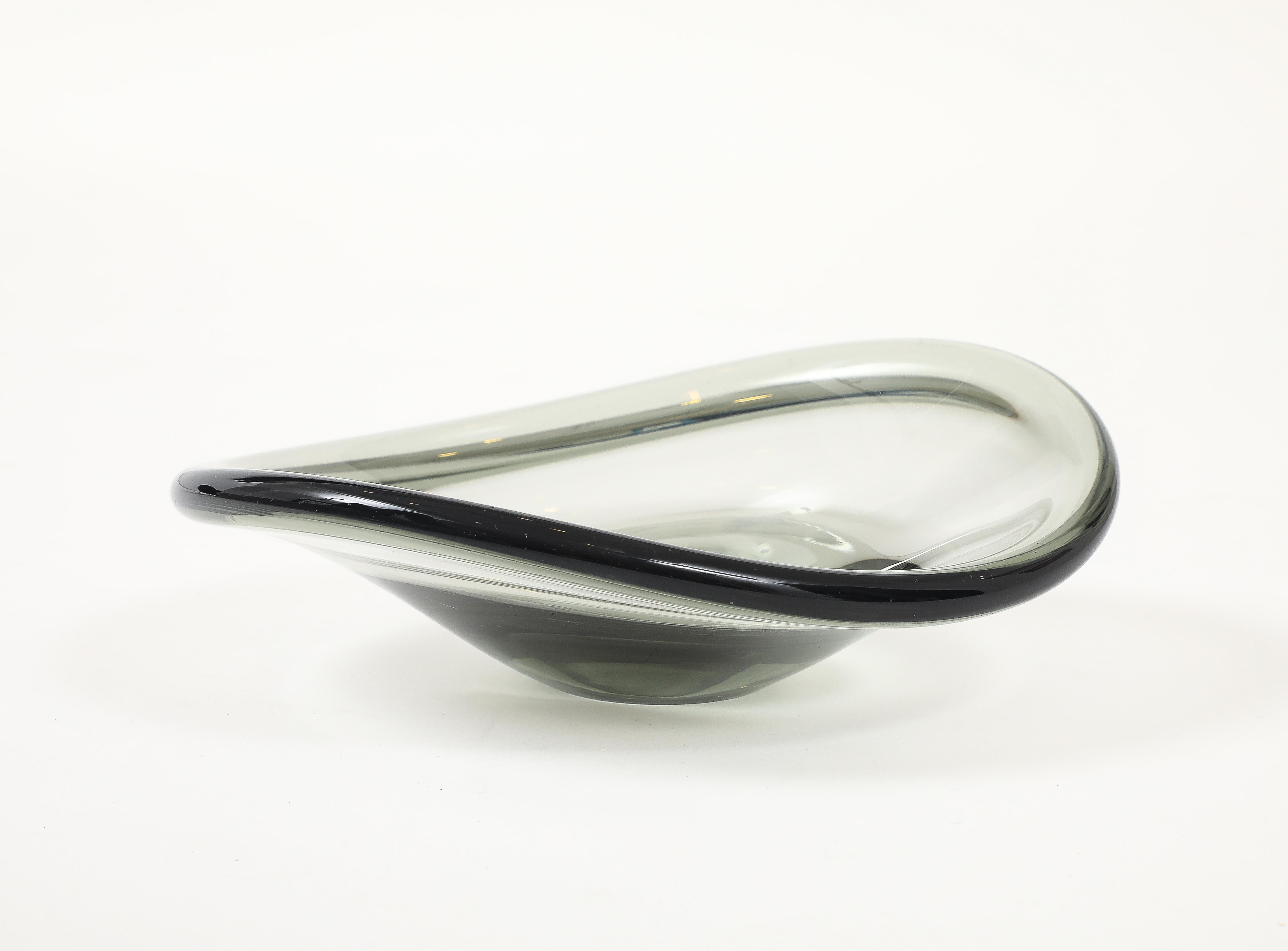 The Modern Scandinavian A form free glass vessel, superbe comme pièce maîtresse. Holmegaard, Suède. Gravé sur le fond.