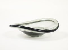 Cuenco de forma libre de vidrio ahumado Holmegaard