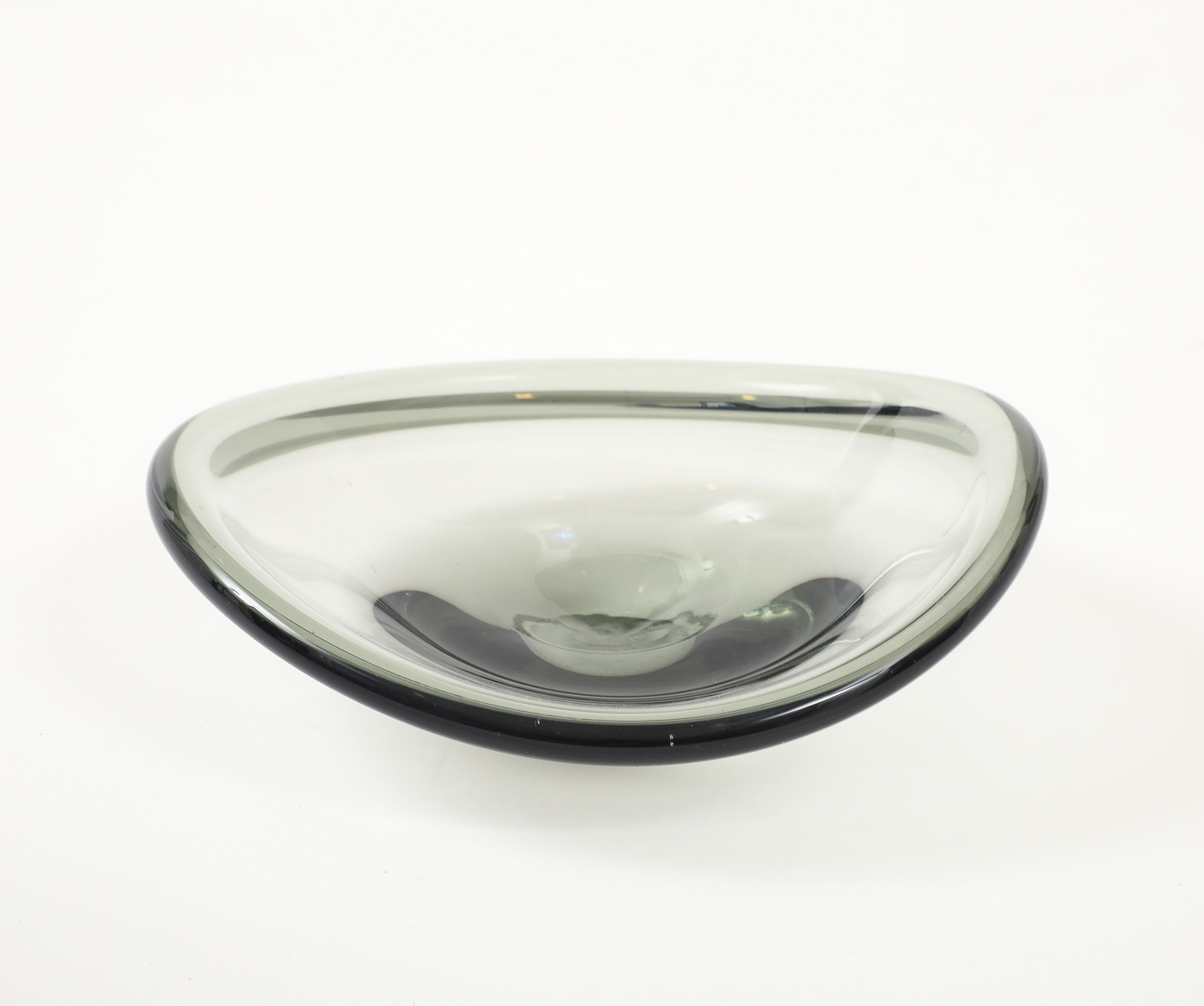 Suédois Bol à forme libre en verre fumé Holmegaard en vente