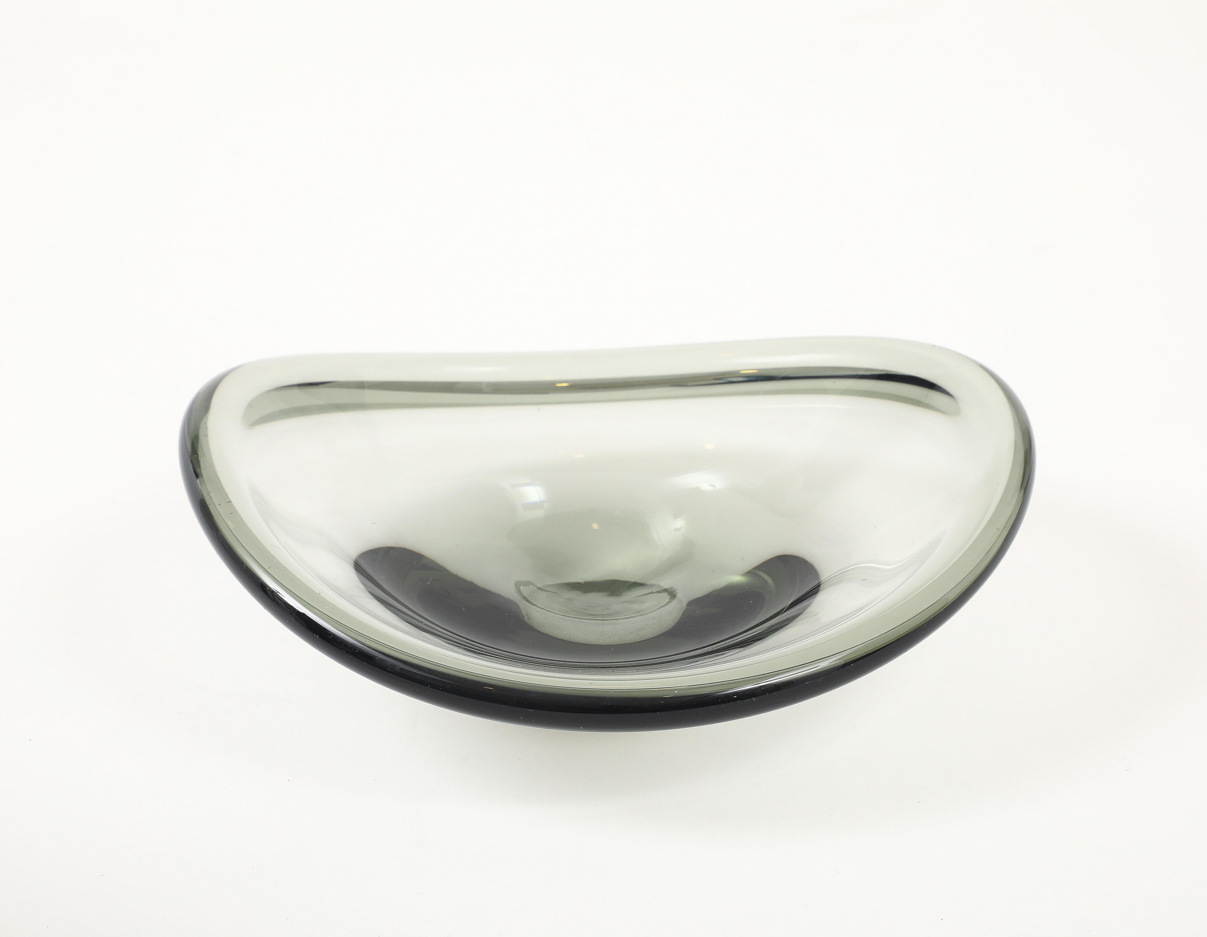 Verre d'art Bol à forme libre en verre fumé Holmegaard en vente