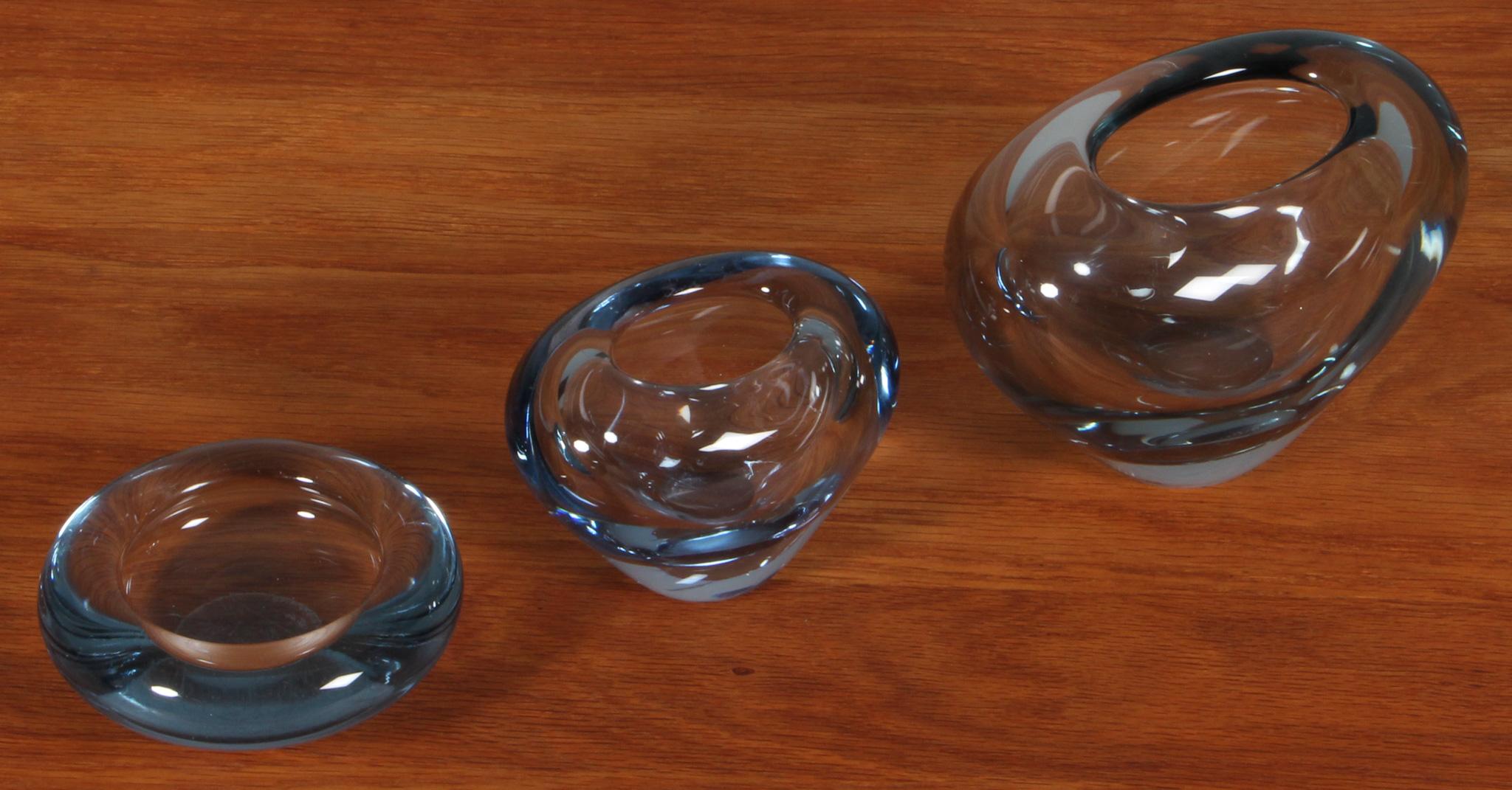 Holmegaard trois bols de verre.

Fabriqué par Holmegaard dans les années 1960.

H. 10/4 L. 14/10,5 P. 11/10,5 cm Bols les plus petits et les plus grands mesurés